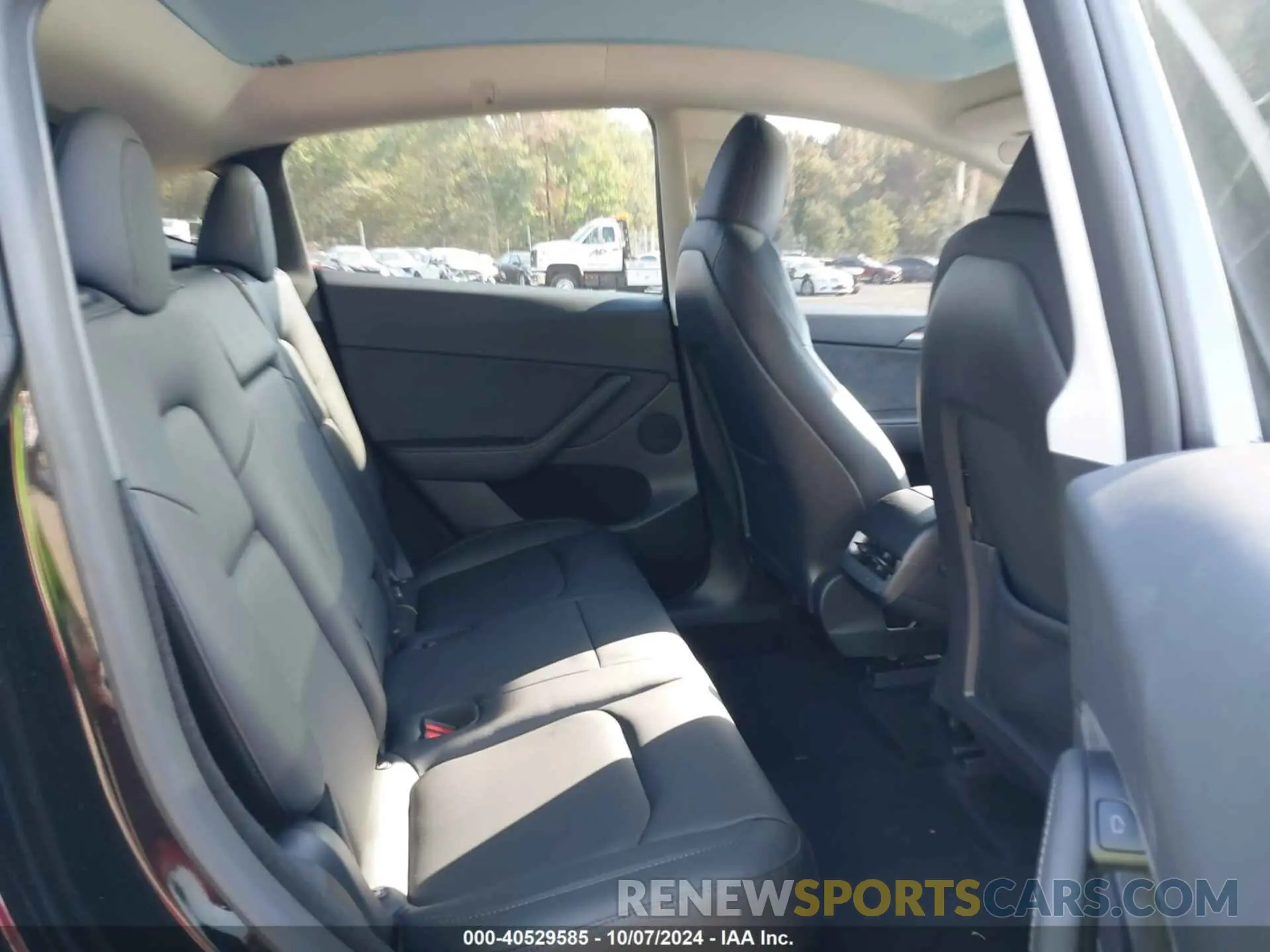 8 Photograph of a damaged car 7SAYGDED5RF130214 TESLA MODEL Y 2024