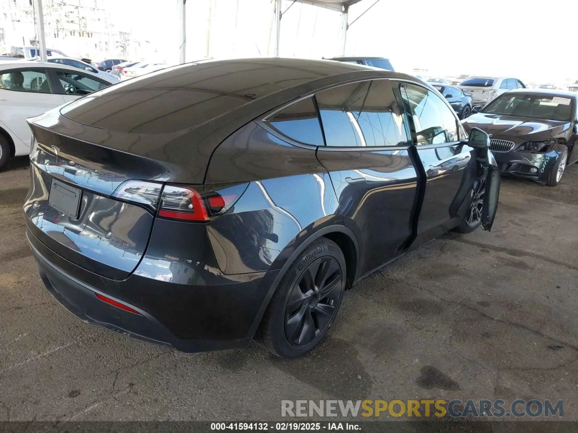 4 Photograph of a damaged car 7SAYGDED5RF194219 TESLA MODEL Y 2024