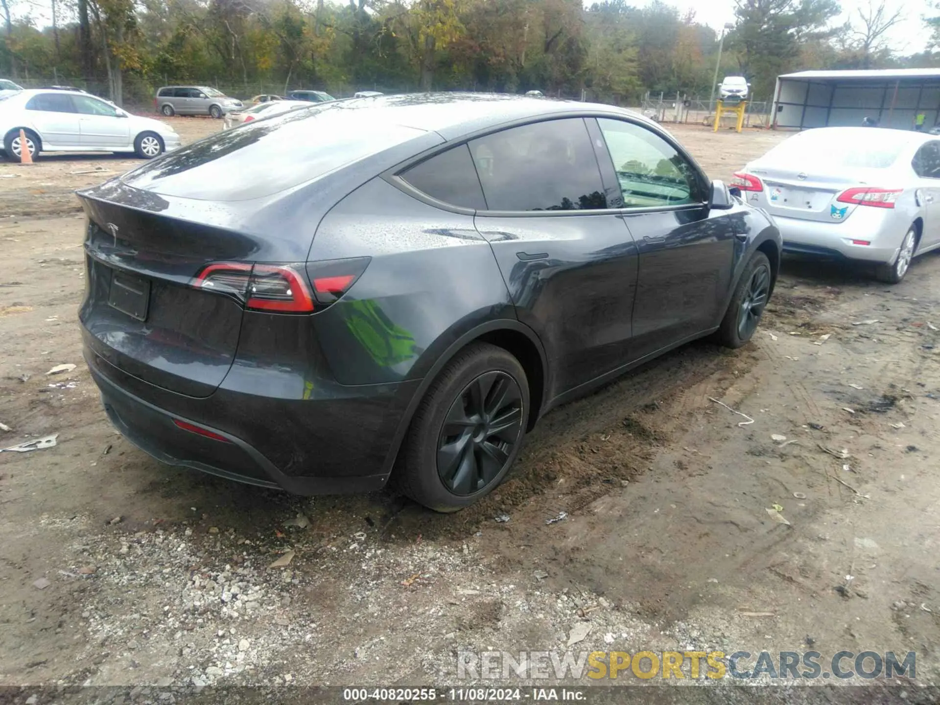 4 Photograph of a damaged car 7SAYGDED6RA310492 TESLA MODEL Y 2024