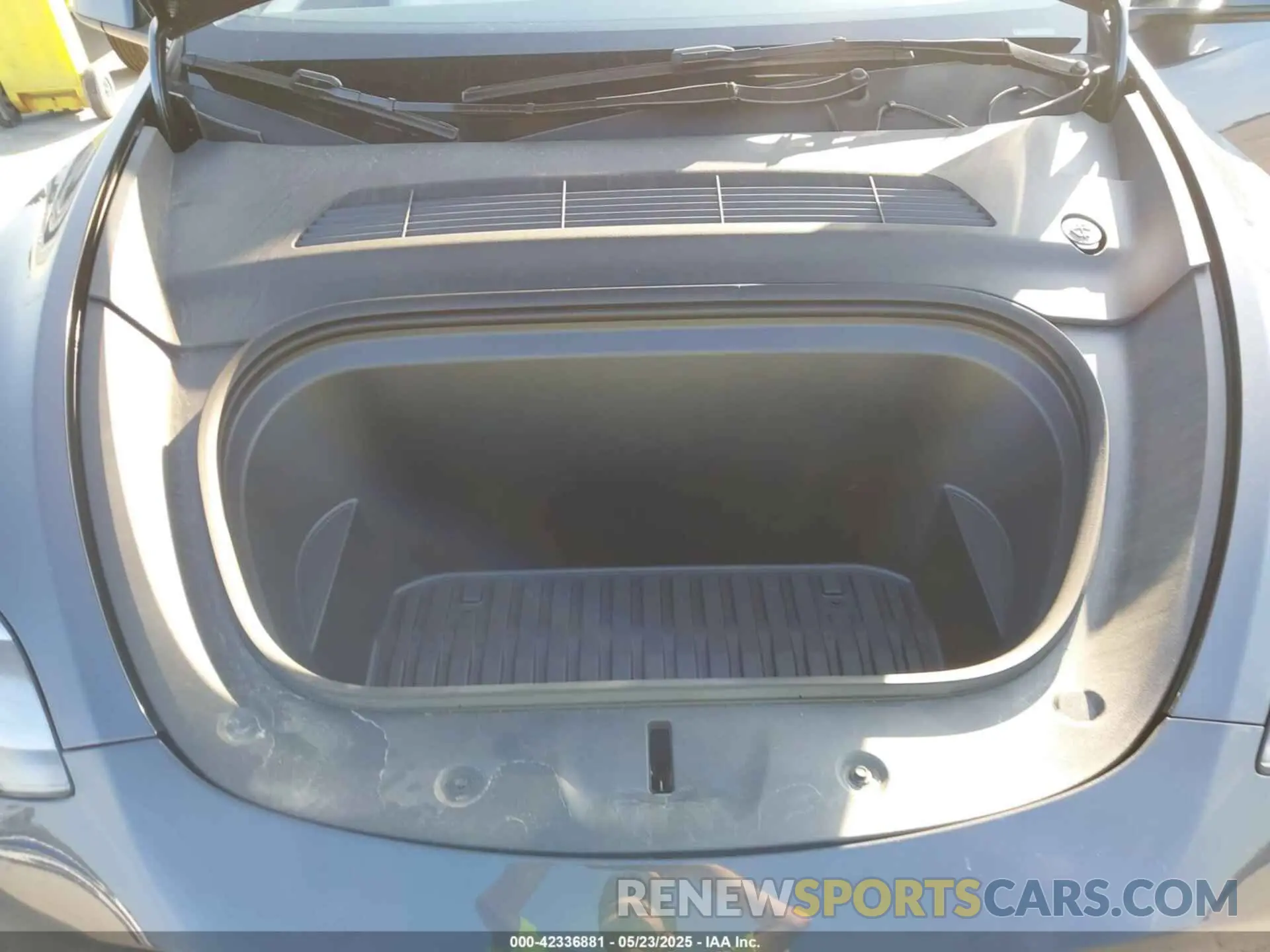 10 Photograph of a damaged car 7SAYGDED6RA334775 TESLA MODEL Y 2024