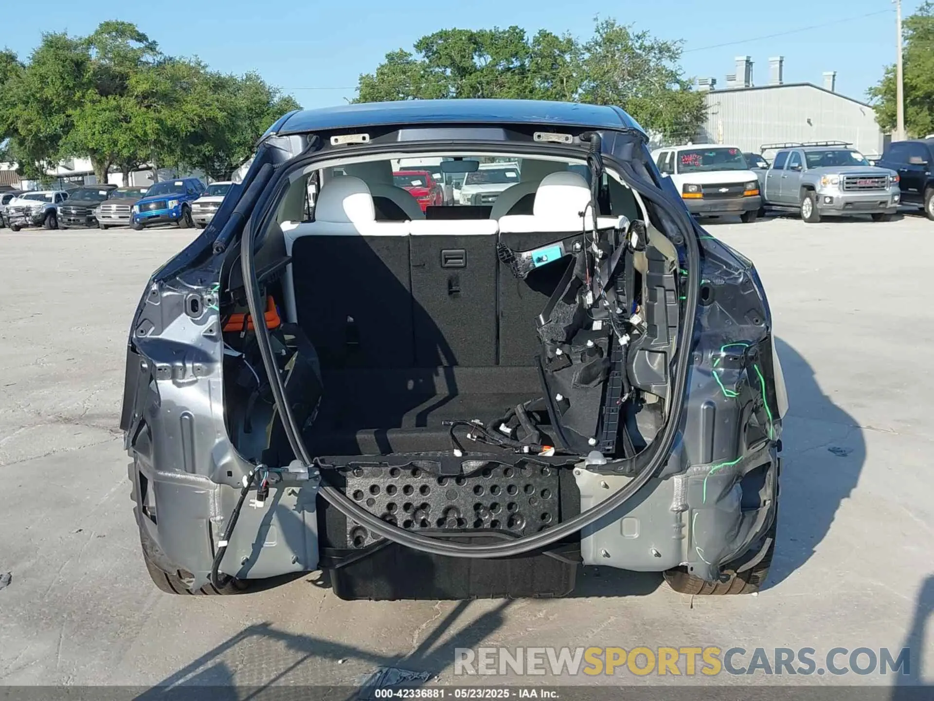 16 Photograph of a damaged car 7SAYGDED6RA334775 TESLA MODEL Y 2024