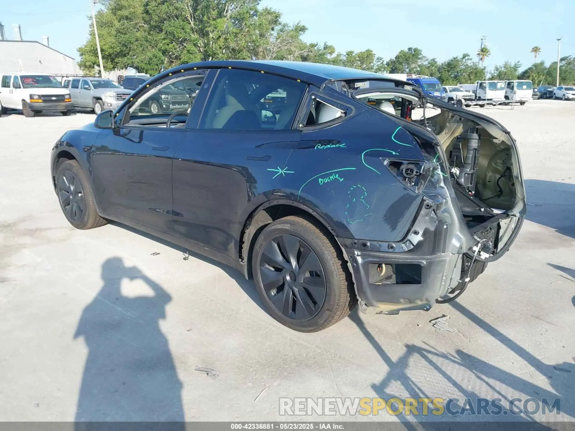 3 Photograph of a damaged car 7SAYGDED6RA334775 TESLA MODEL Y 2024