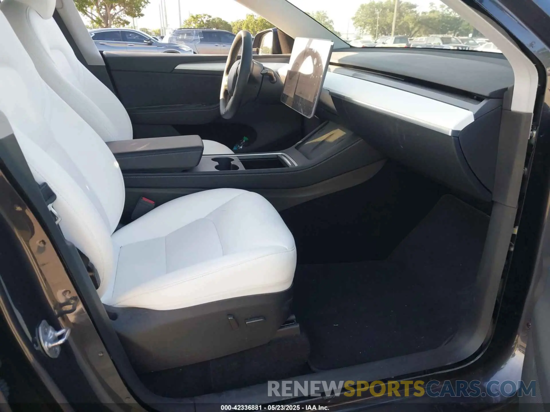 5 Photograph of a damaged car 7SAYGDED6RA334775 TESLA MODEL Y 2024