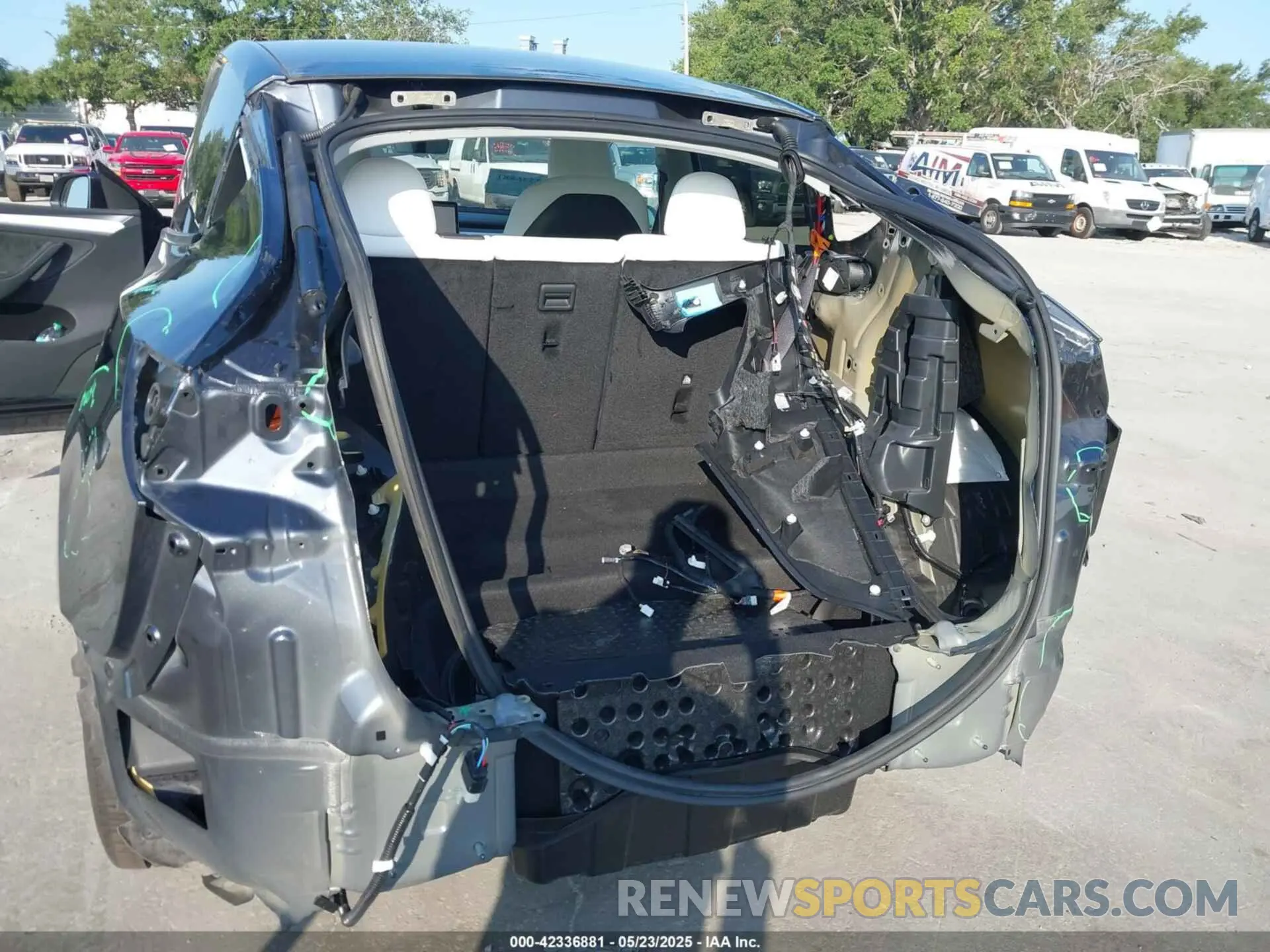 6 Photograph of a damaged car 7SAYGDED6RA334775 TESLA MODEL Y 2024