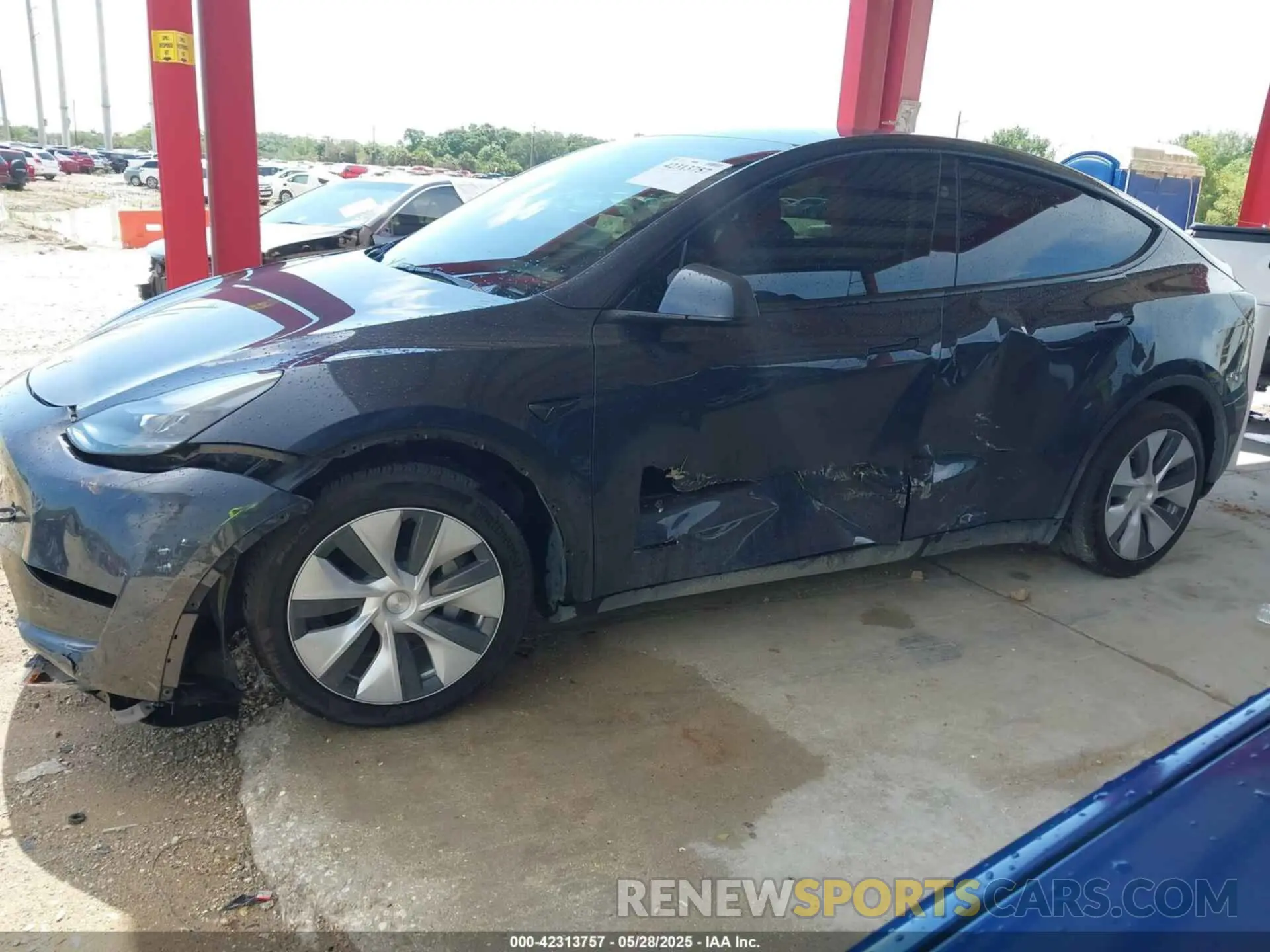 14 Photograph of a damaged car 7SAYGDED6RF054342 TESLA MODEL Y 2024