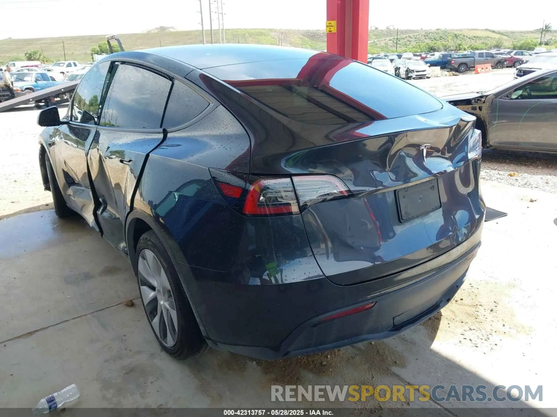 3 Photograph of a damaged car 7SAYGDED6RF054342 TESLA MODEL Y 2024