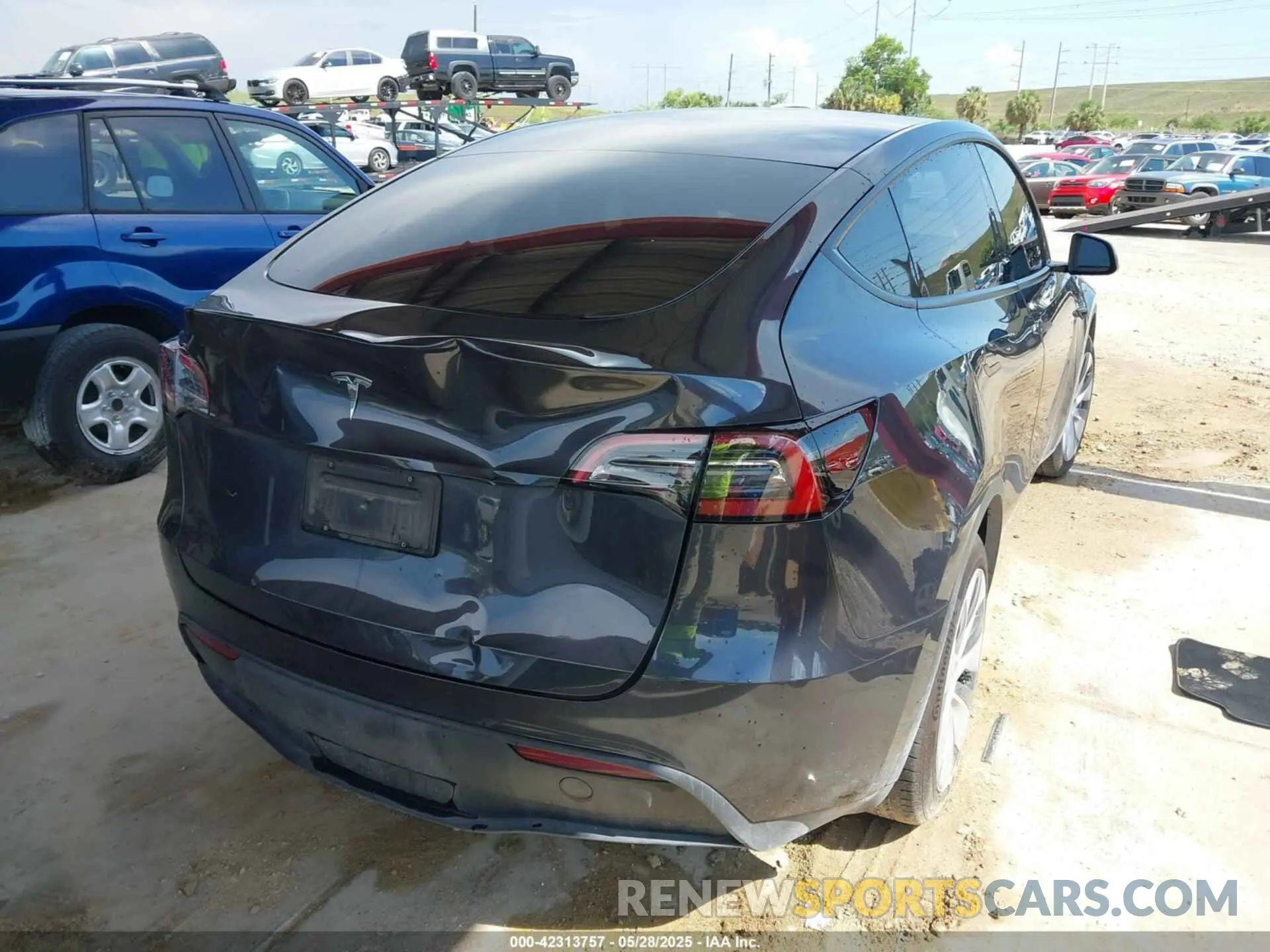 4 Photograph of a damaged car 7SAYGDED6RF054342 TESLA MODEL Y 2024