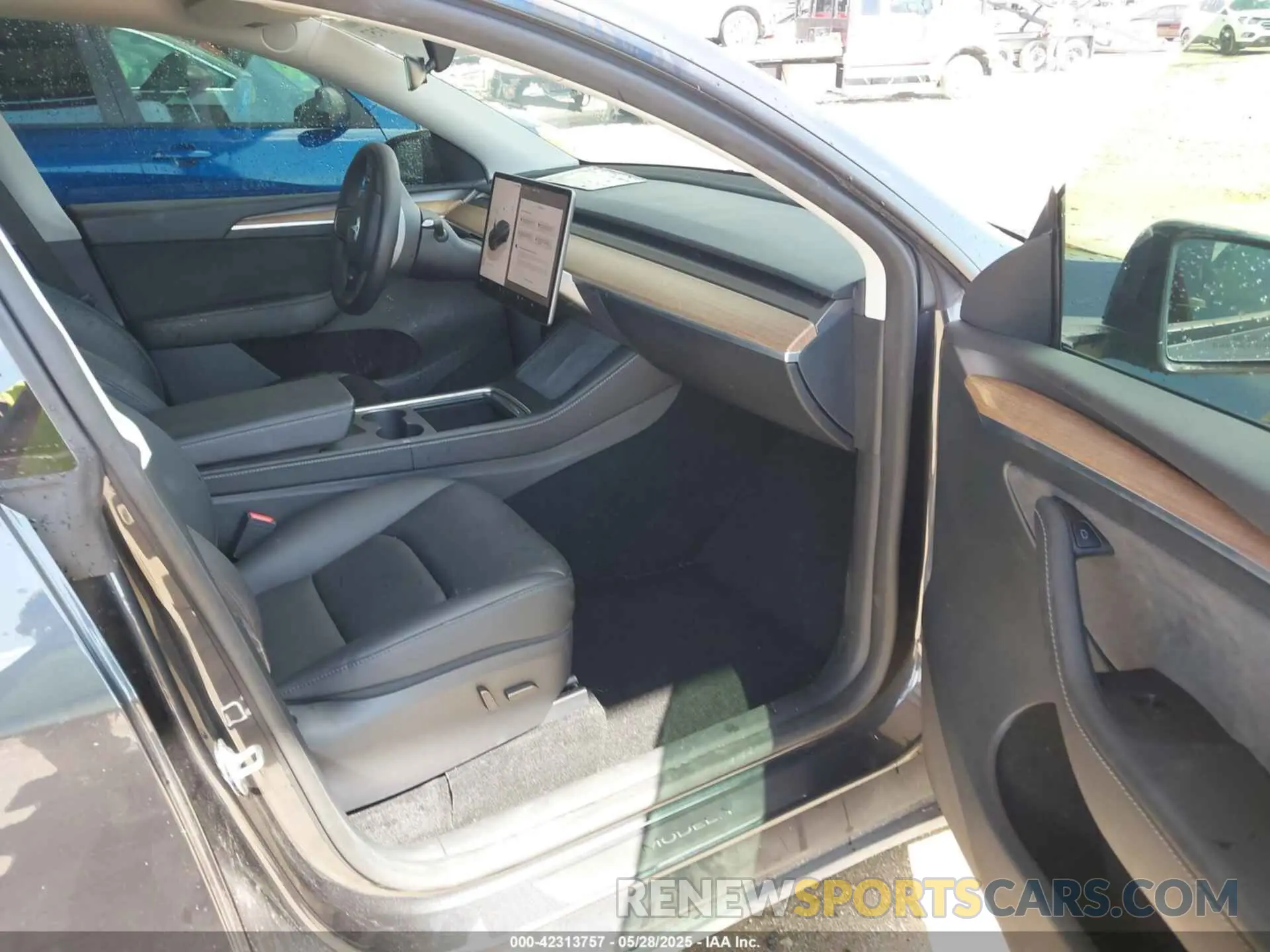 5 Photograph of a damaged car 7SAYGDED6RF054342 TESLA MODEL Y 2024