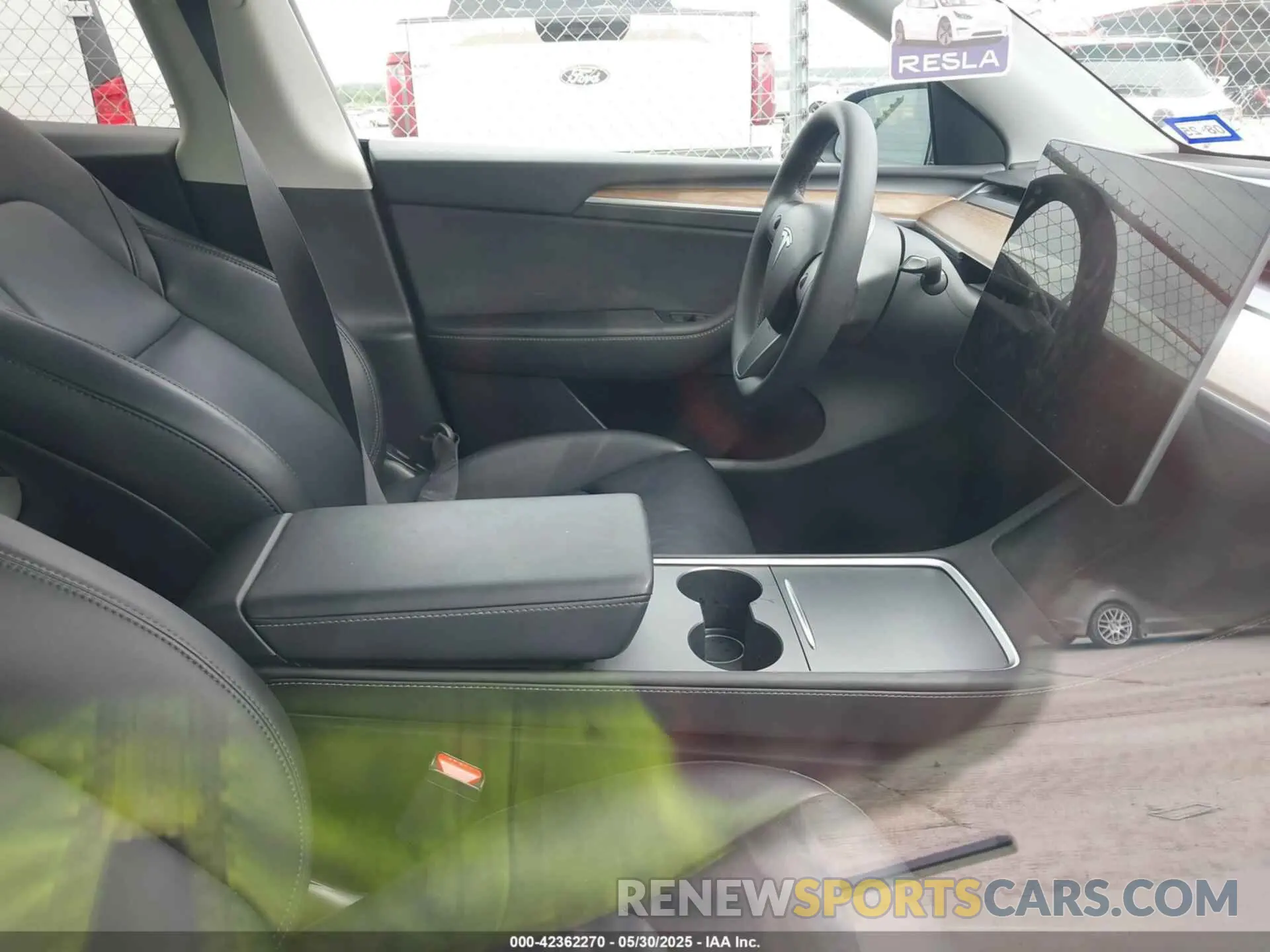 5 Photograph of a damaged car 7SAYGDED6RF092556 TESLA MODEL Y 2024