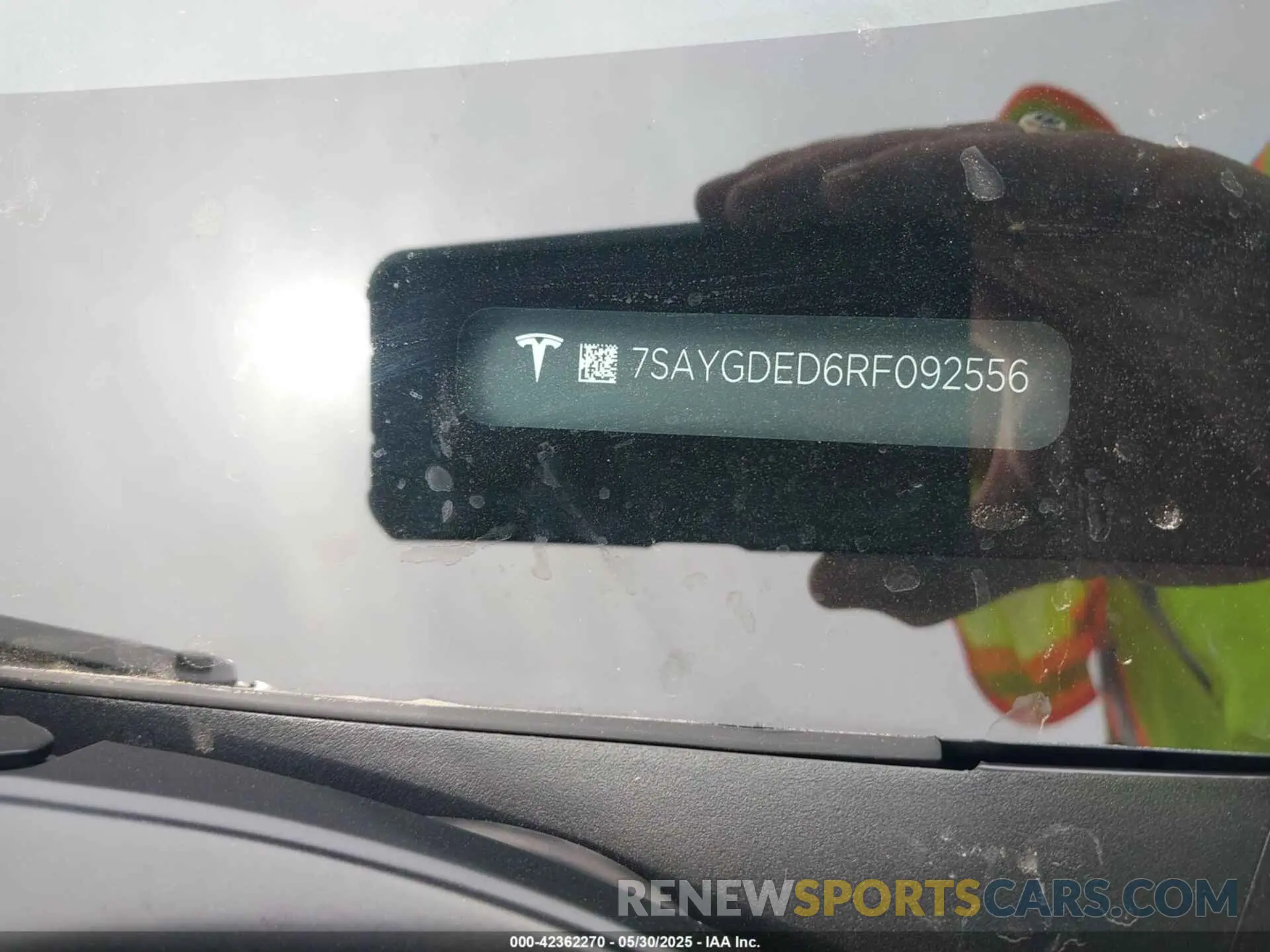 9 Photograph of a damaged car 7SAYGDED6RF092556 TESLA MODEL Y 2024
