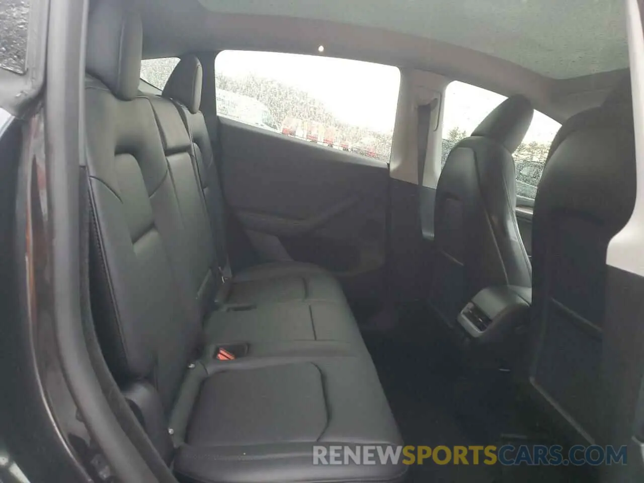10 Photograph of a damaged car 7SAYGDED6RF093531 TESLA MODEL Y 2024