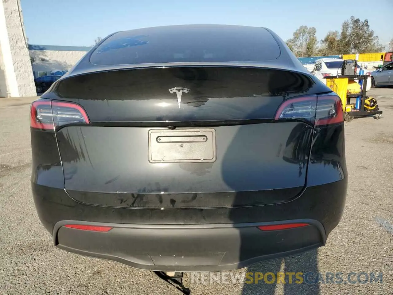 6 Photograph of a damaged car 7SAYGDED6RF097093 TESLA MODEL Y 2024