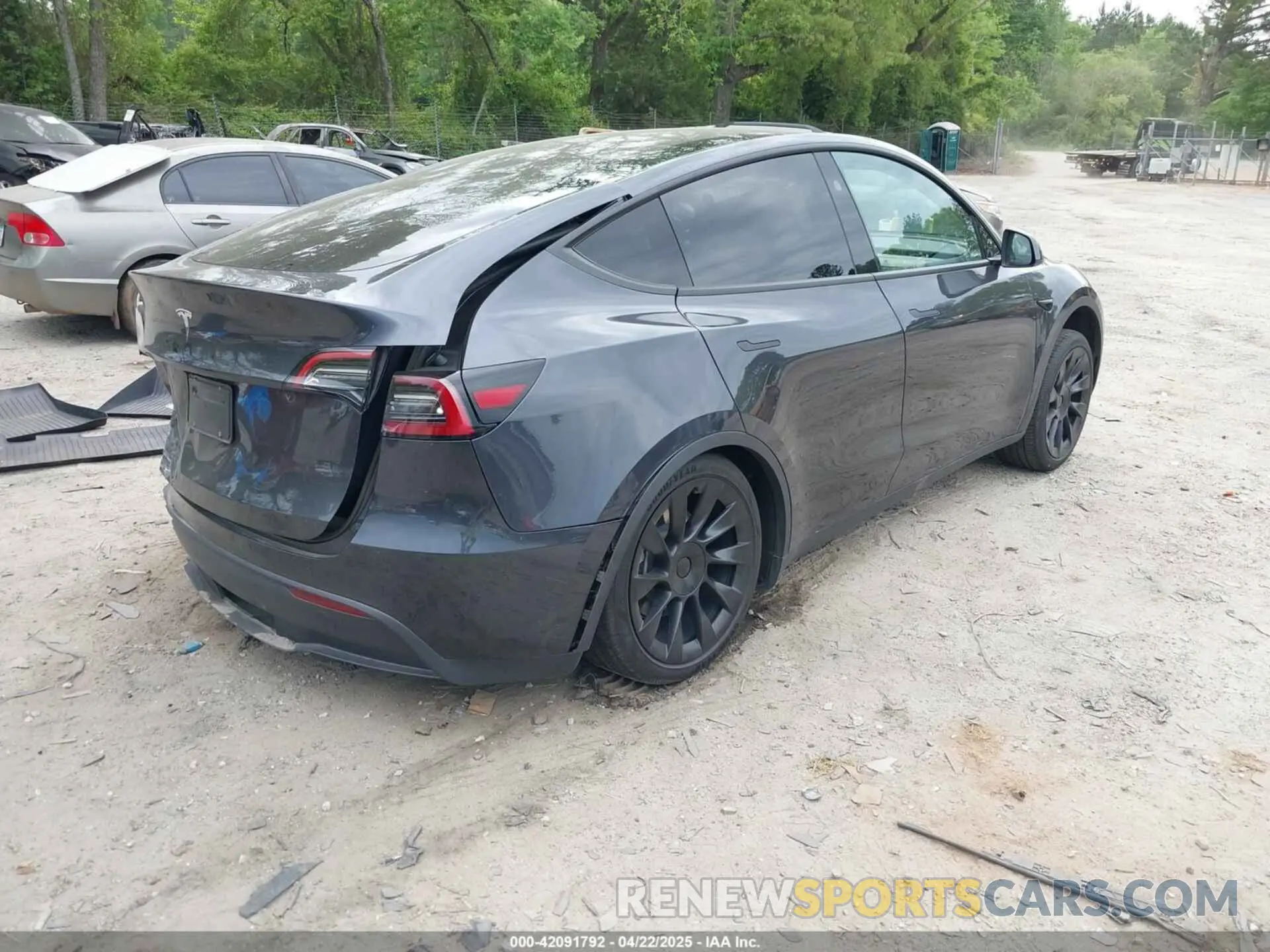 4 Photograph of a damaged car 7SAYGDED6RF098275 TESLA MODEL Y 2024