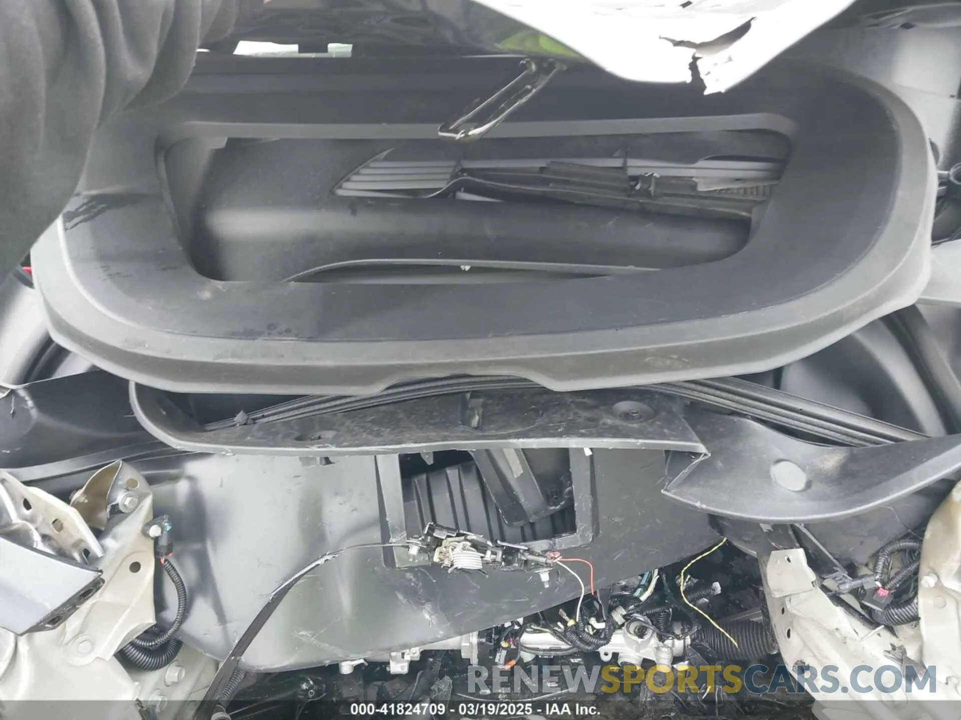 10 Photograph of a damaged car 7SAYGDED6RF102745 TESLA MODEL Y 2024