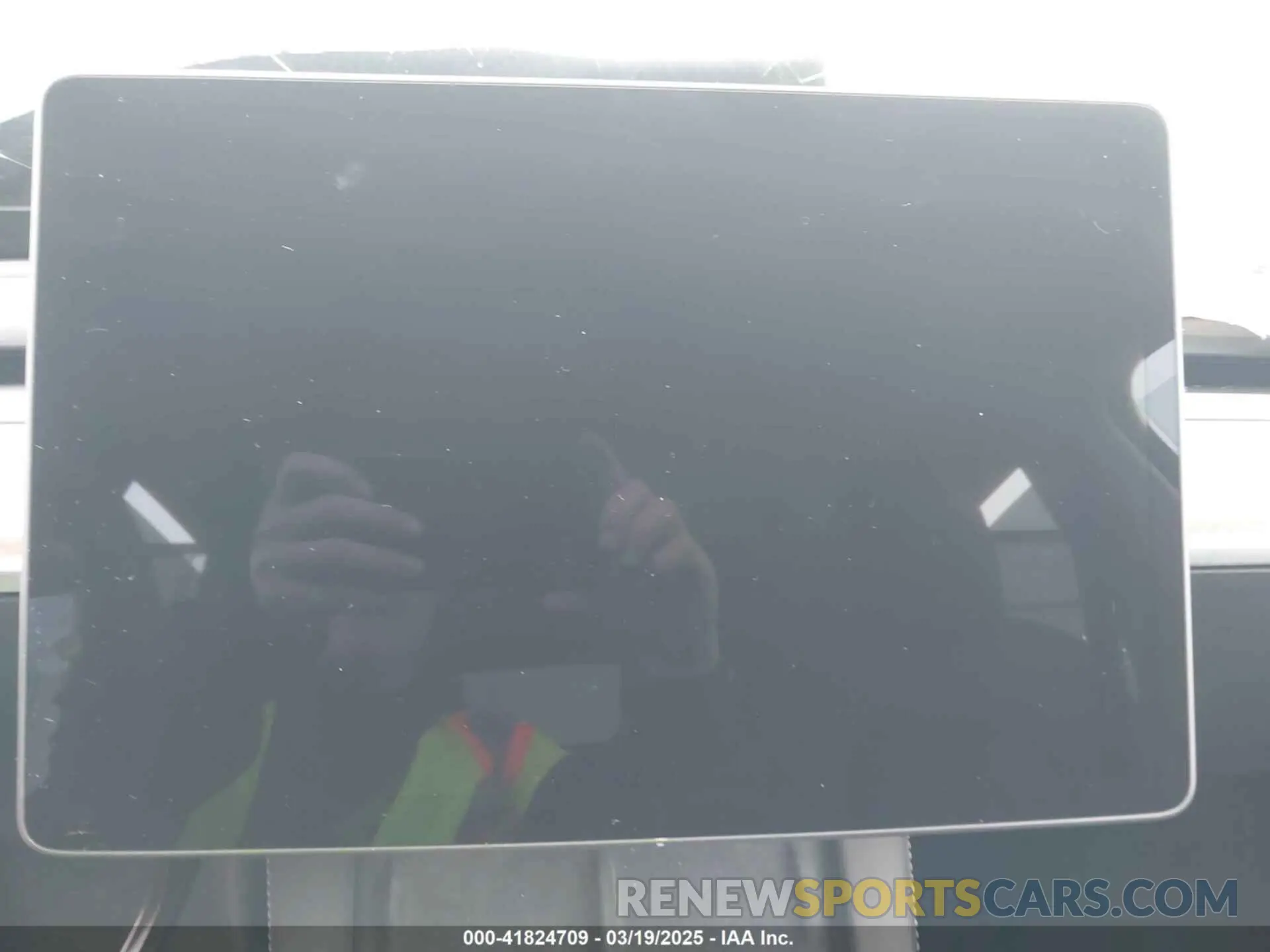 14 Photograph of a damaged car 7SAYGDED6RF102745 TESLA MODEL Y 2024