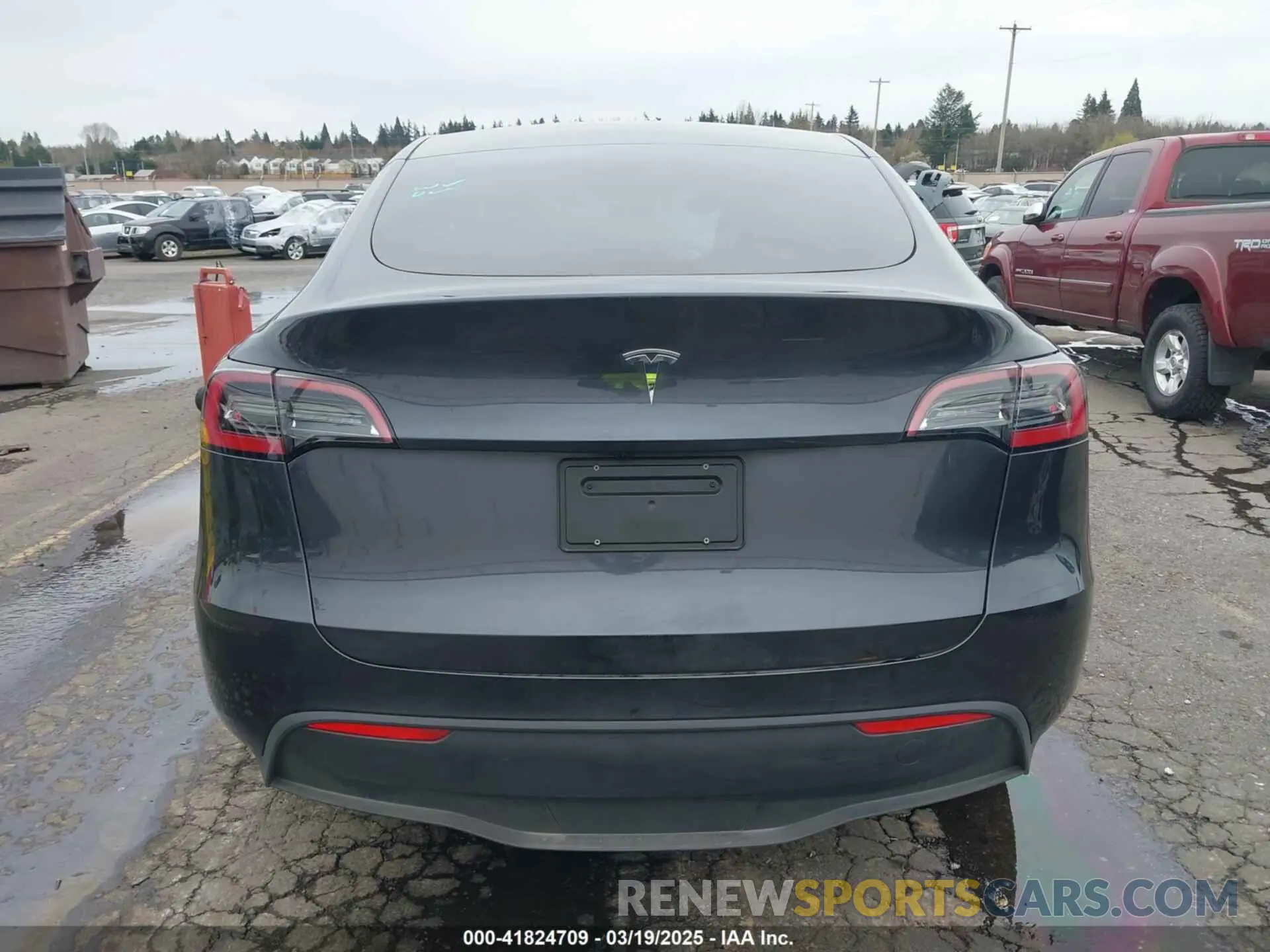 15 Photograph of a damaged car 7SAYGDED6RF102745 TESLA MODEL Y 2024