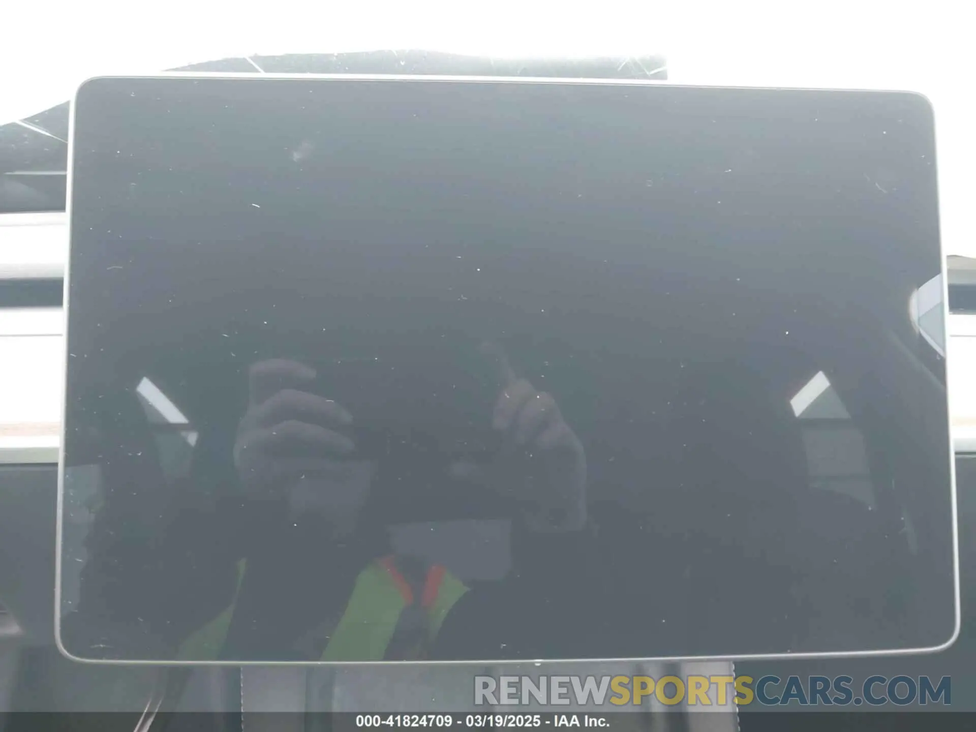 17 Photograph of a damaged car 7SAYGDED6RF102745 TESLA MODEL Y 2024