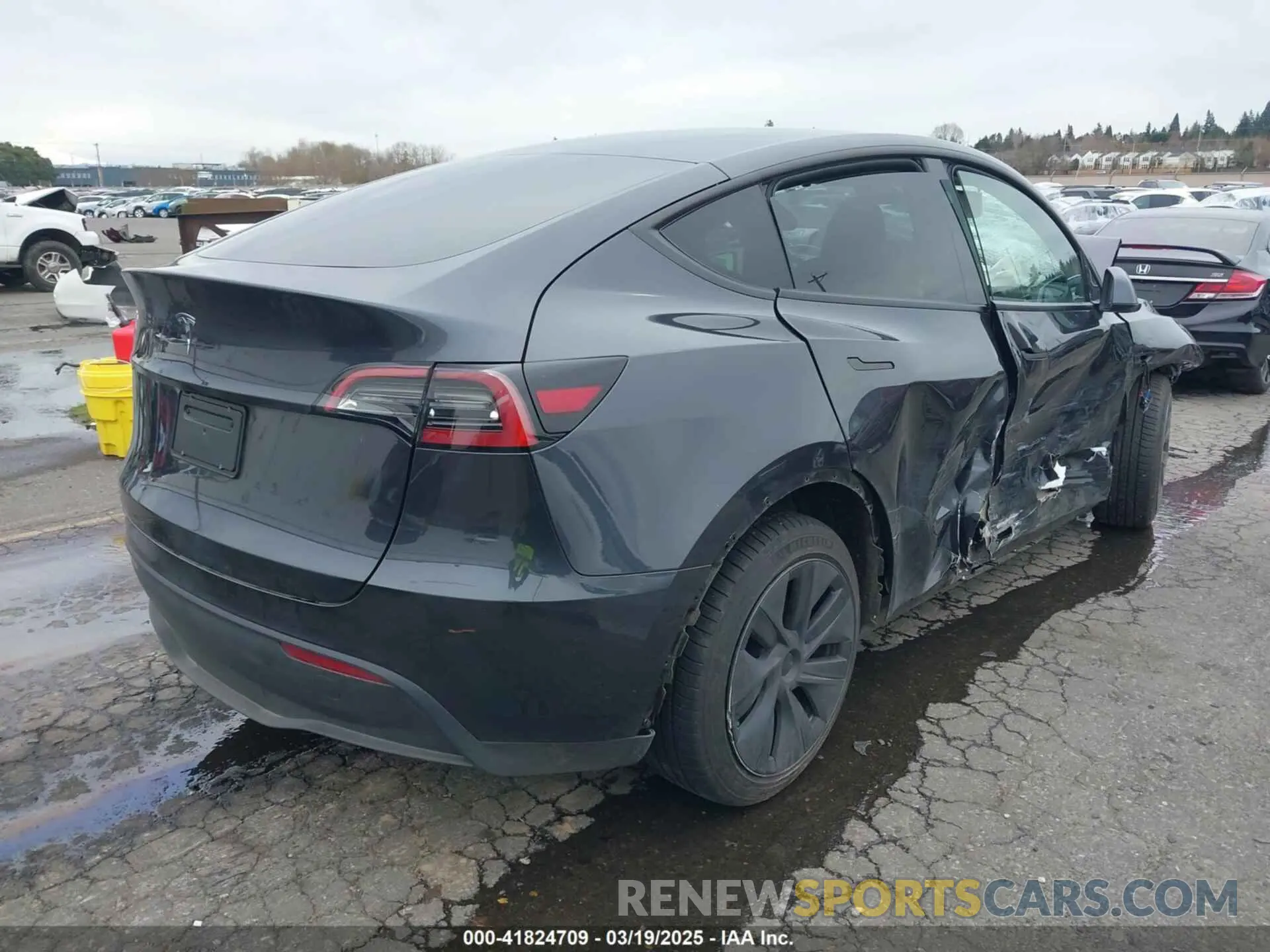 4 Photograph of a damaged car 7SAYGDED6RF102745 TESLA MODEL Y 2024