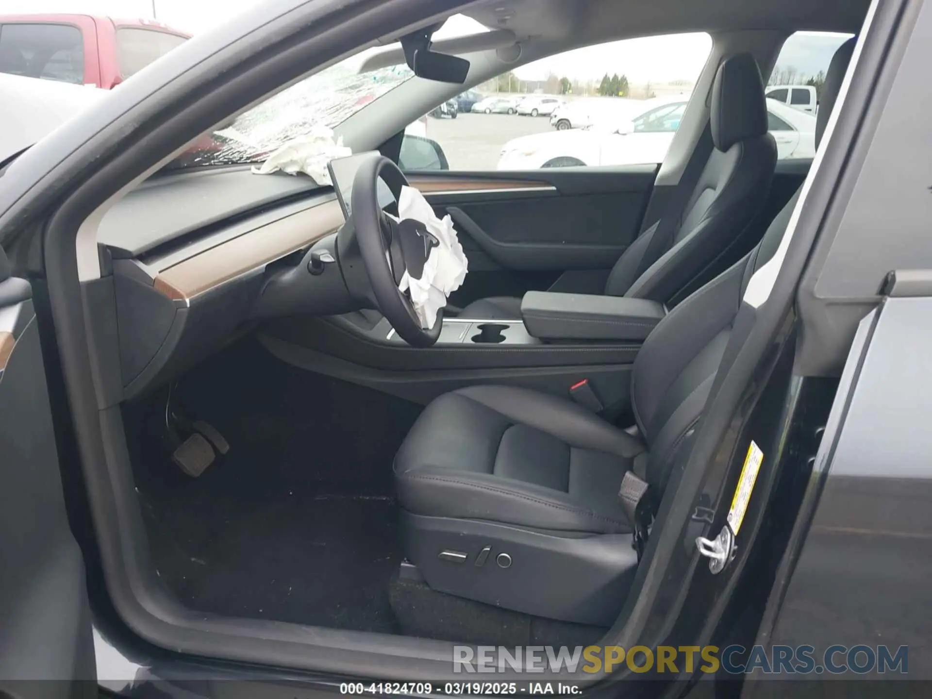 5 Photograph of a damaged car 7SAYGDED6RF102745 TESLA MODEL Y 2024