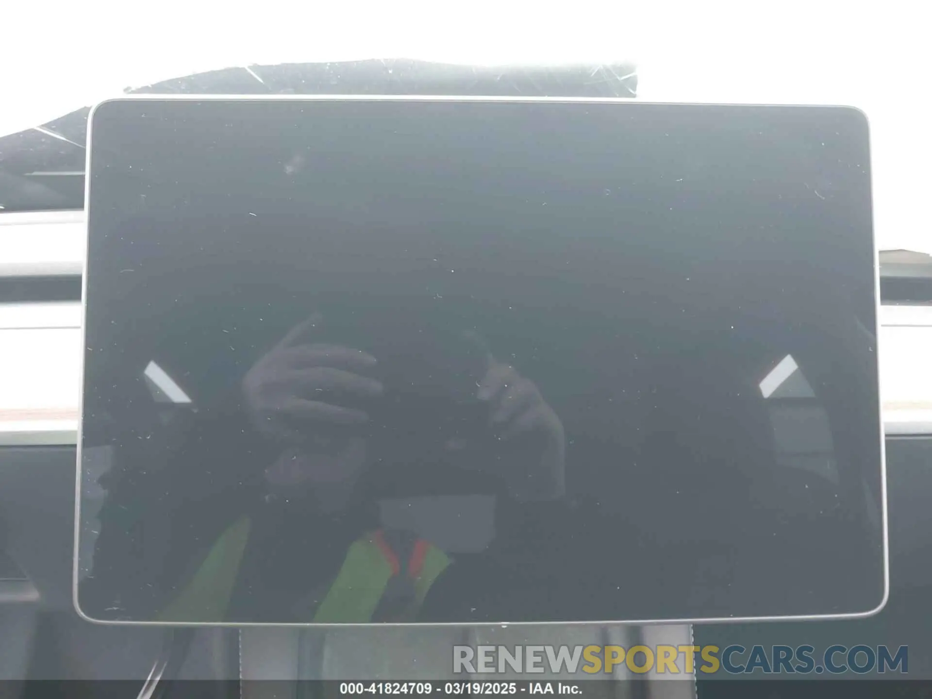 7 Photograph of a damaged car 7SAYGDED6RF102745 TESLA MODEL Y 2024