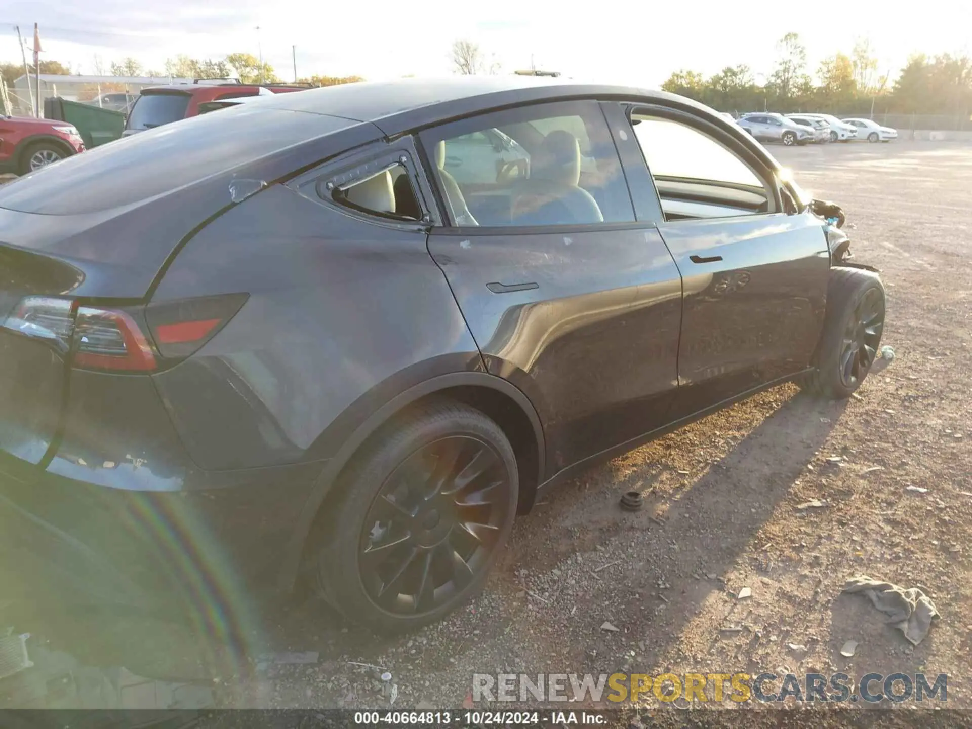 4 Photograph of a damaged car 7SAYGDED6RF105175 TESLA MODEL Y 2024