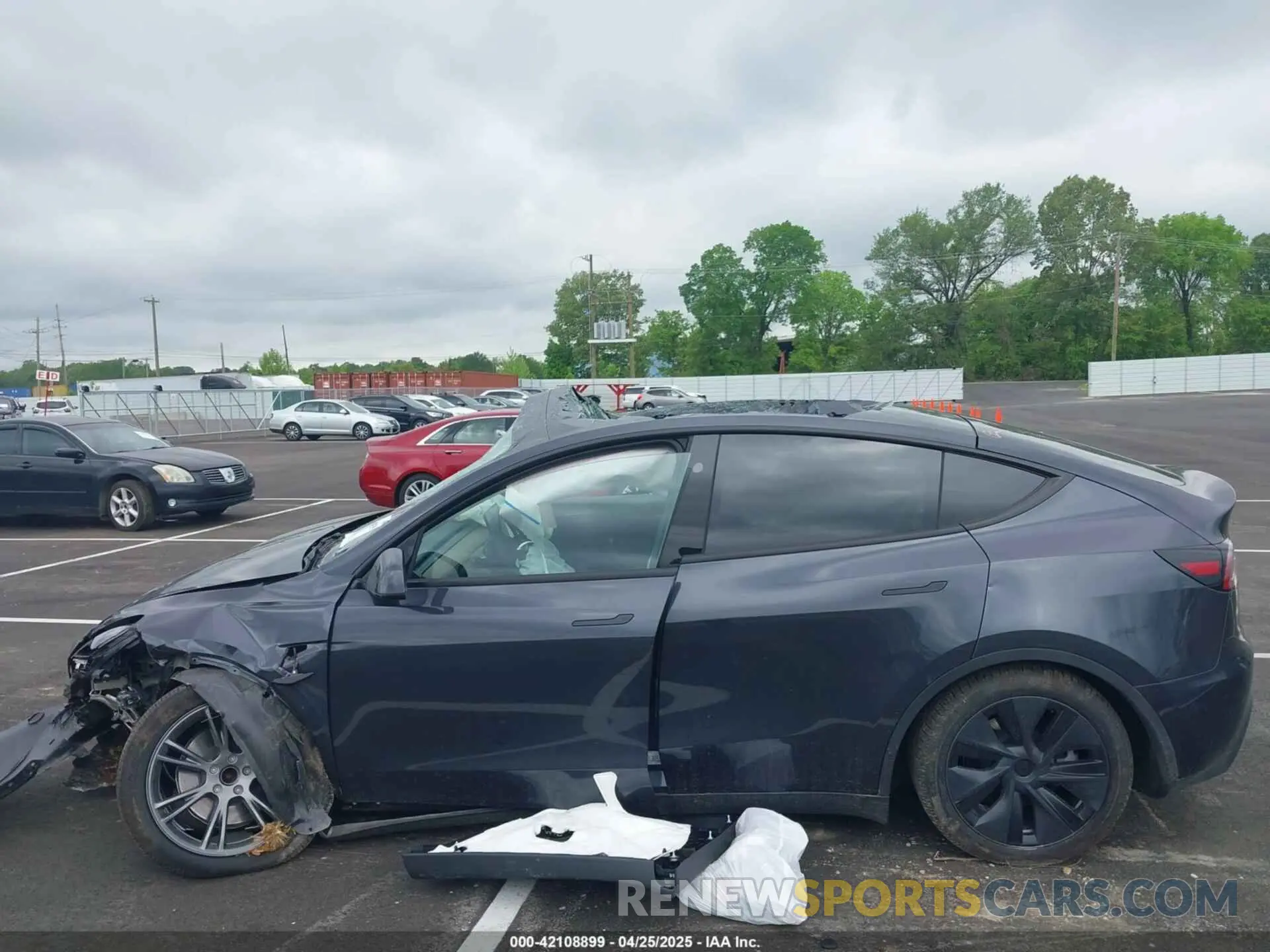 14 Photograph of a damaged car 7SAYGDED6RF151881 TESLA MODEL Y 2024