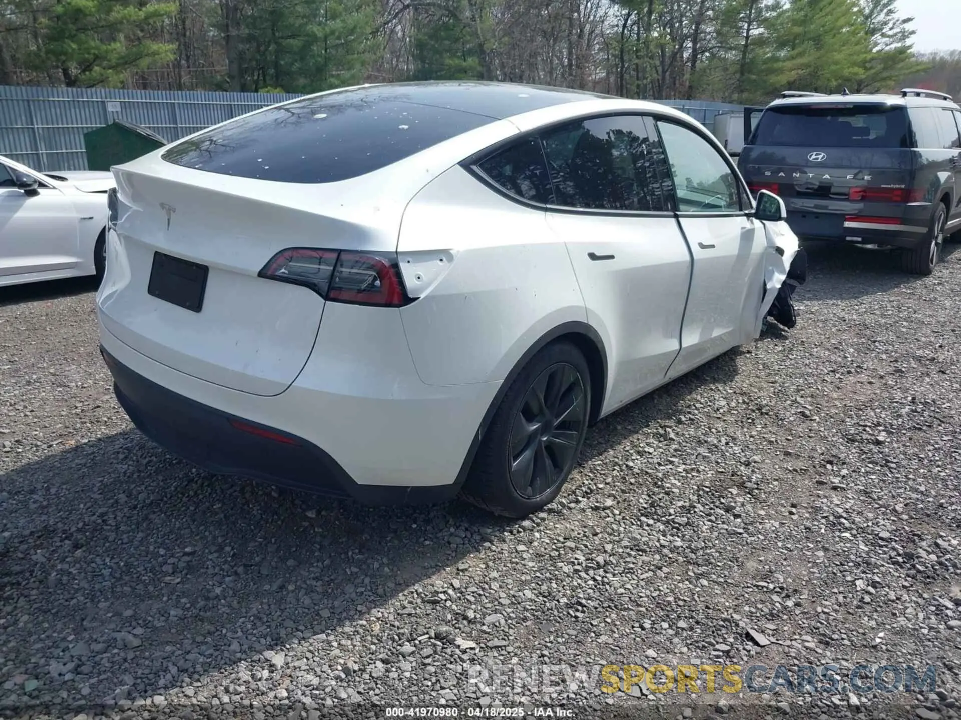 4 Photograph of a damaged car 7SAYGDED6RF160936 TESLA MODEL Y 2024
