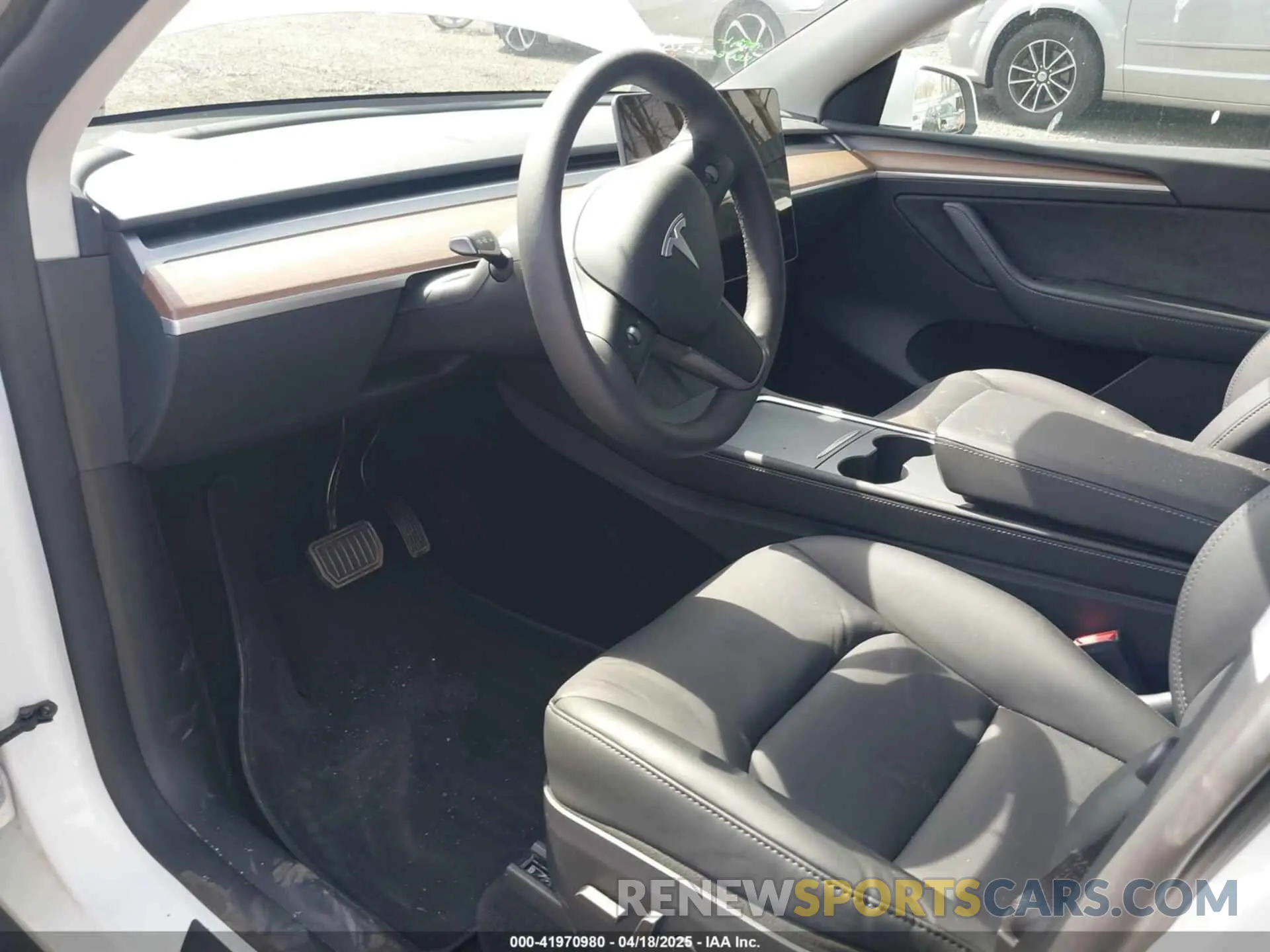 5 Photograph of a damaged car 7SAYGDED6RF160936 TESLA MODEL Y 2024