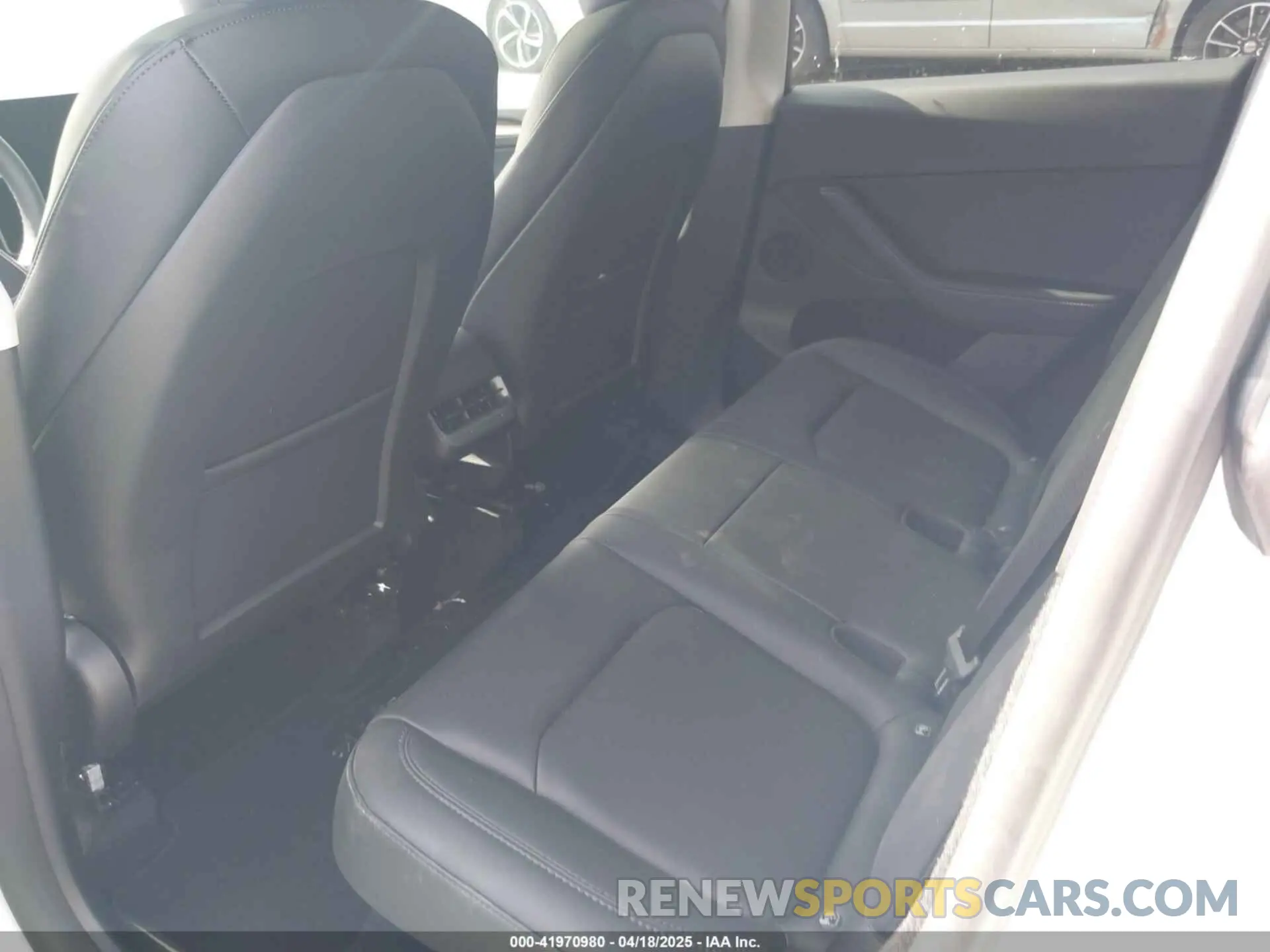 8 Photograph of a damaged car 7SAYGDED6RF160936 TESLA MODEL Y 2024