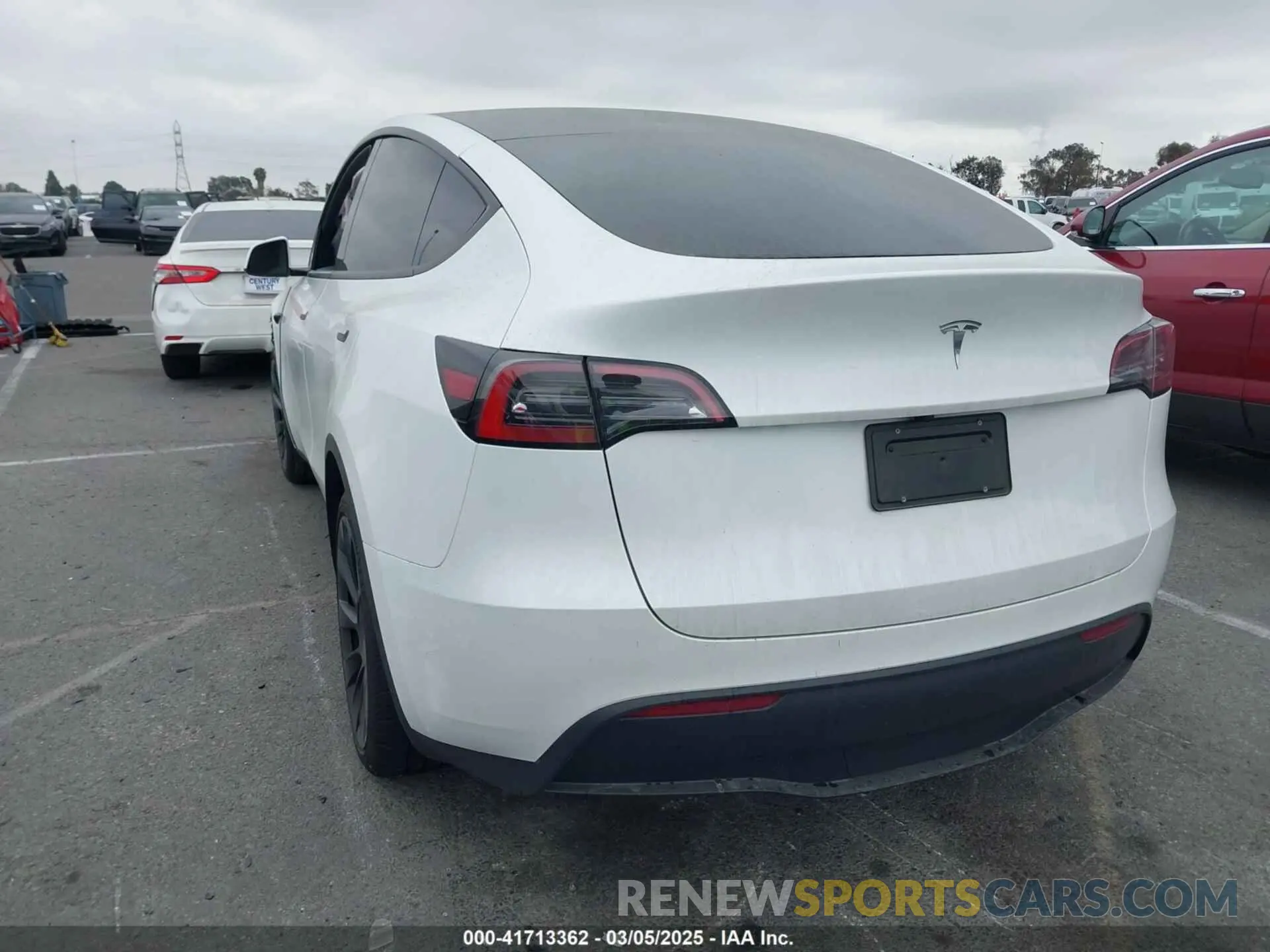 3 Photograph of a damaged car 7SAYGDED6RF166543 TESLA MODEL Y 2024