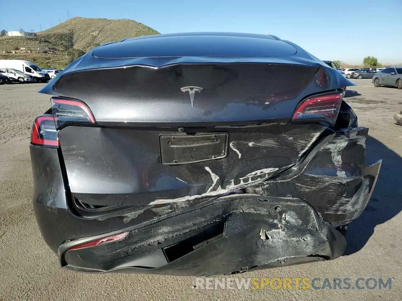 6 Photograph of a damaged car 7SAYGDED7RF108604 TESLA MODEL Y 2024