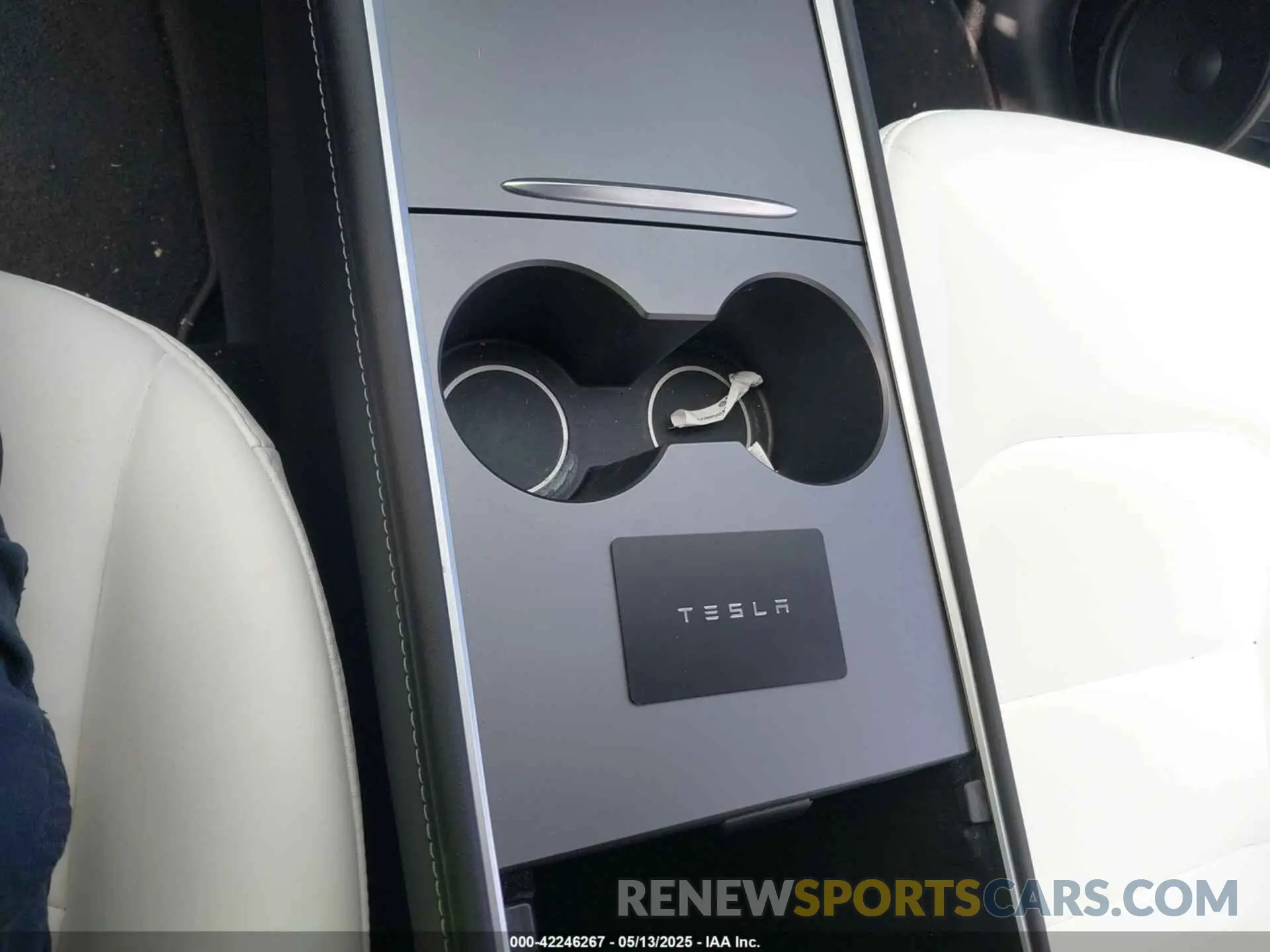11 Photograph of a damaged car 7SAYGDED7RF197638 TESLA MODEL Y 2024