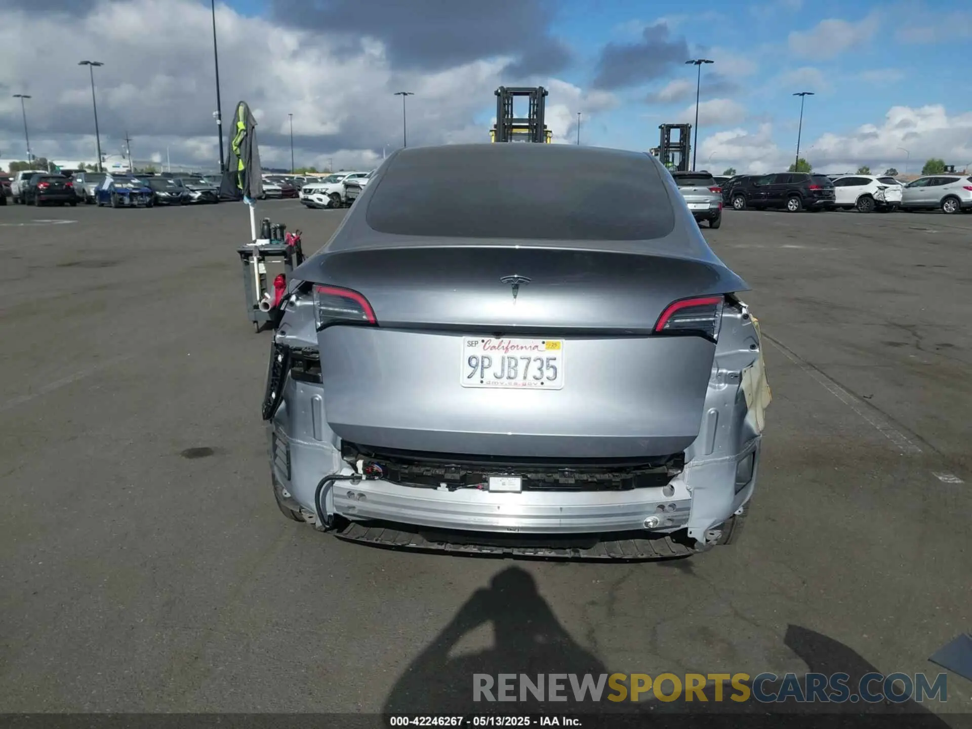17 Photograph of a damaged car 7SAYGDED7RF197638 TESLA MODEL Y 2024