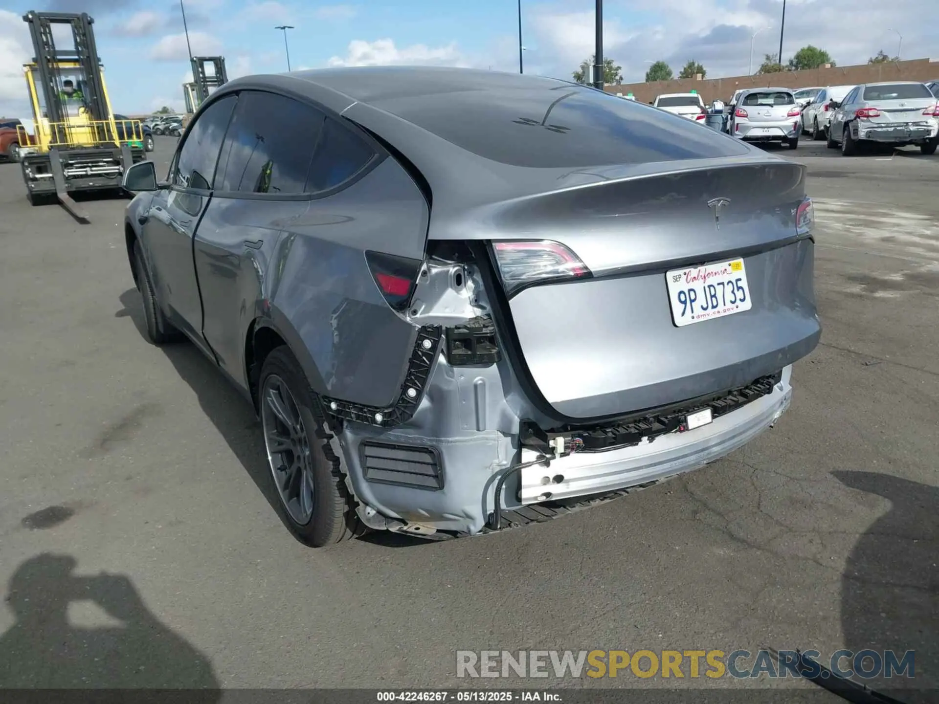 3 Photograph of a damaged car 7SAYGDED7RF197638 TESLA MODEL Y 2024