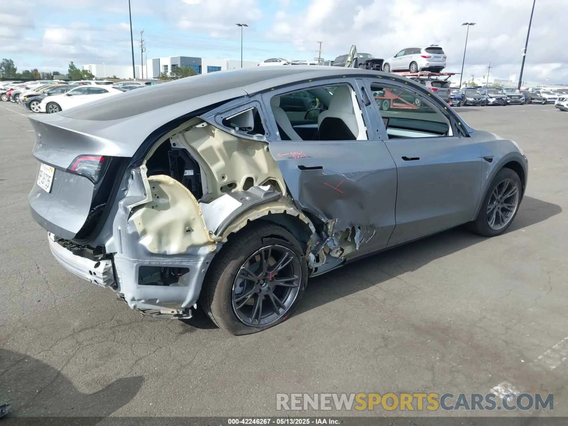 4 Photograph of a damaged car 7SAYGDED7RF197638 TESLA MODEL Y 2024
