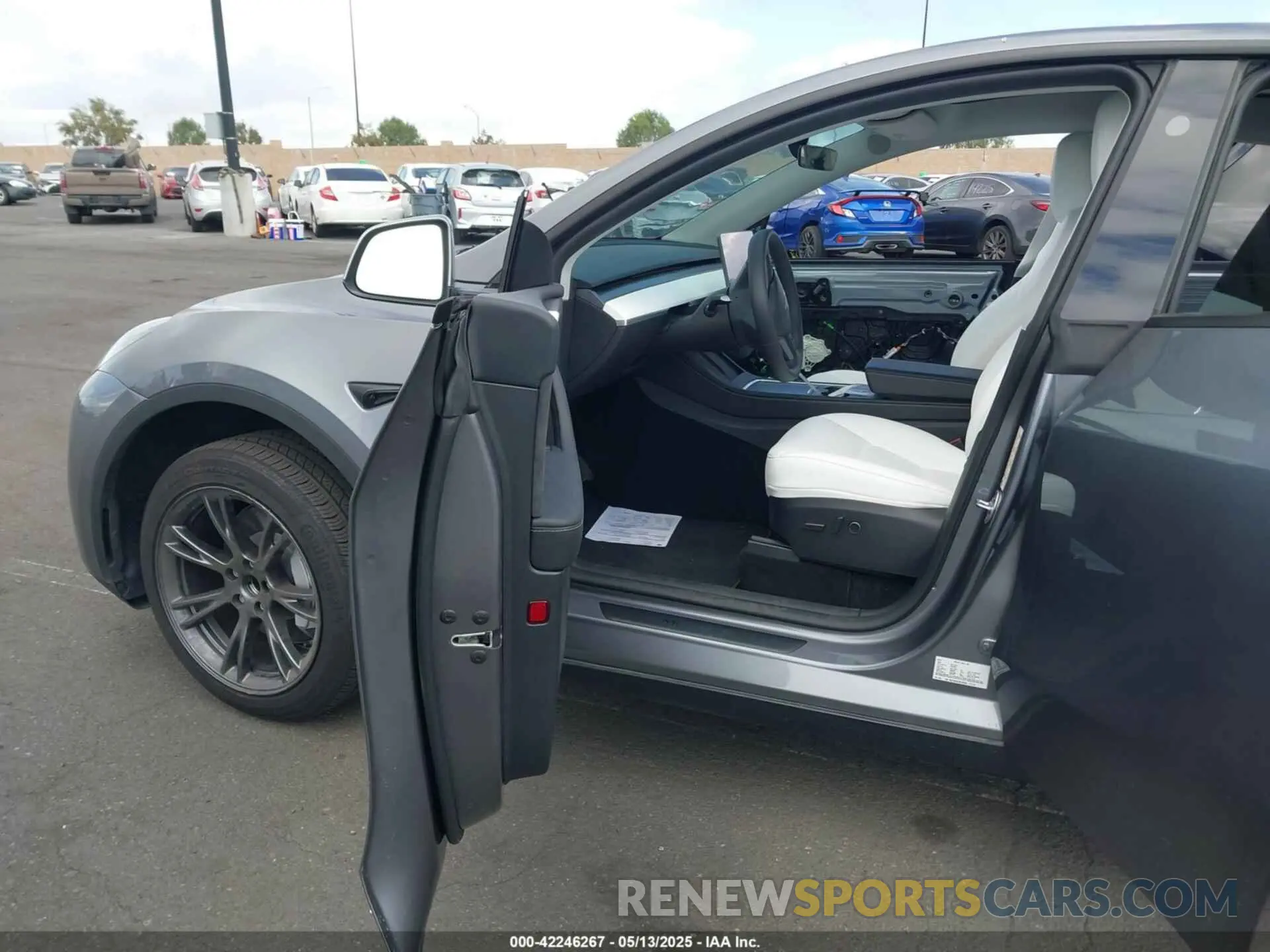 5 Photograph of a damaged car 7SAYGDED7RF197638 TESLA MODEL Y 2024