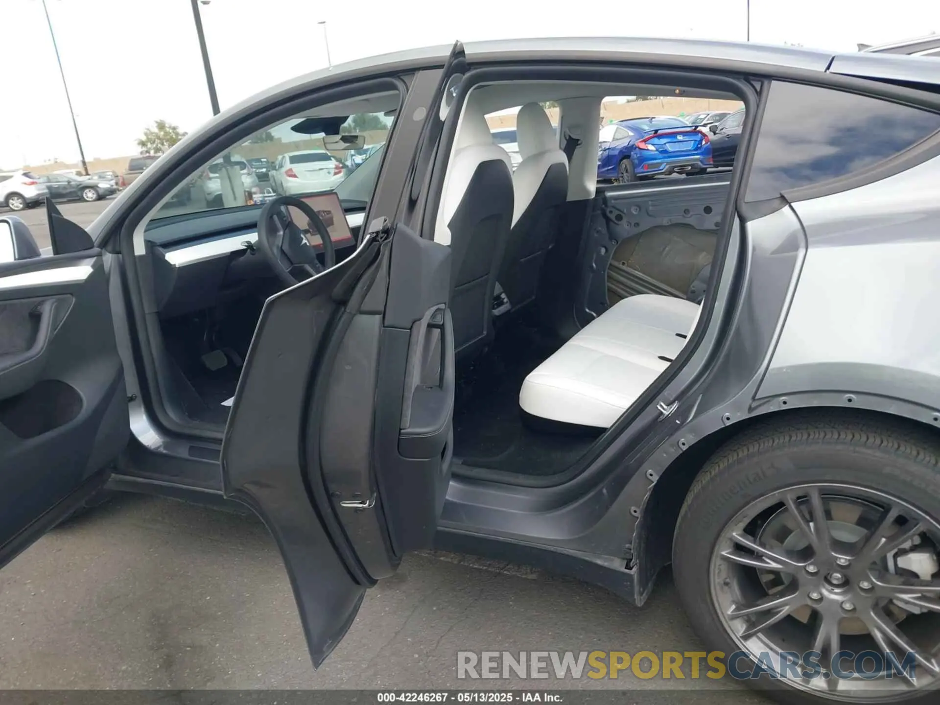 8 Photograph of a damaged car 7SAYGDED7RF197638 TESLA MODEL Y 2024