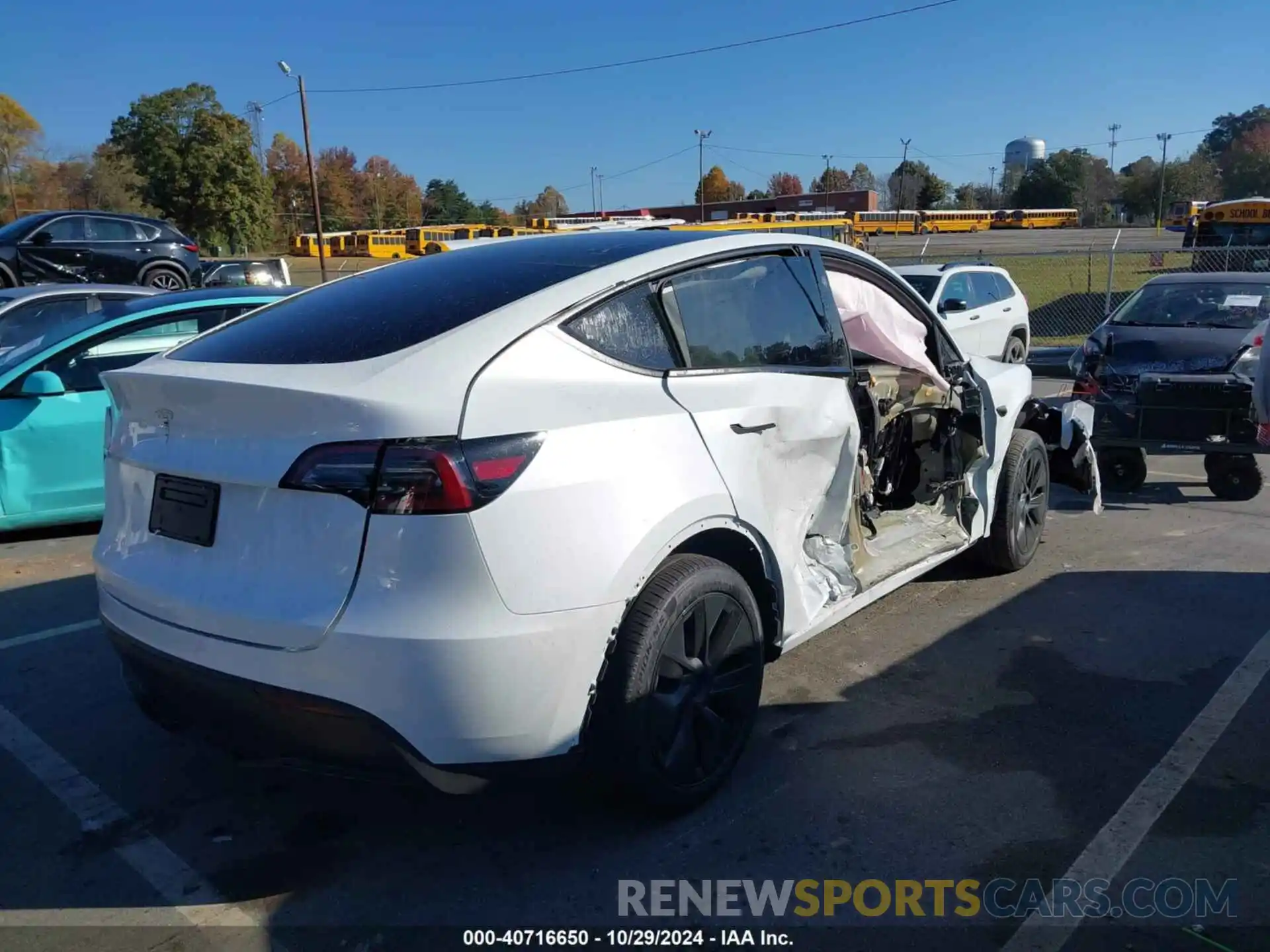 4 Photograph of a damaged car 7SAYGDED8RA331778 TESLA MODEL Y 2024