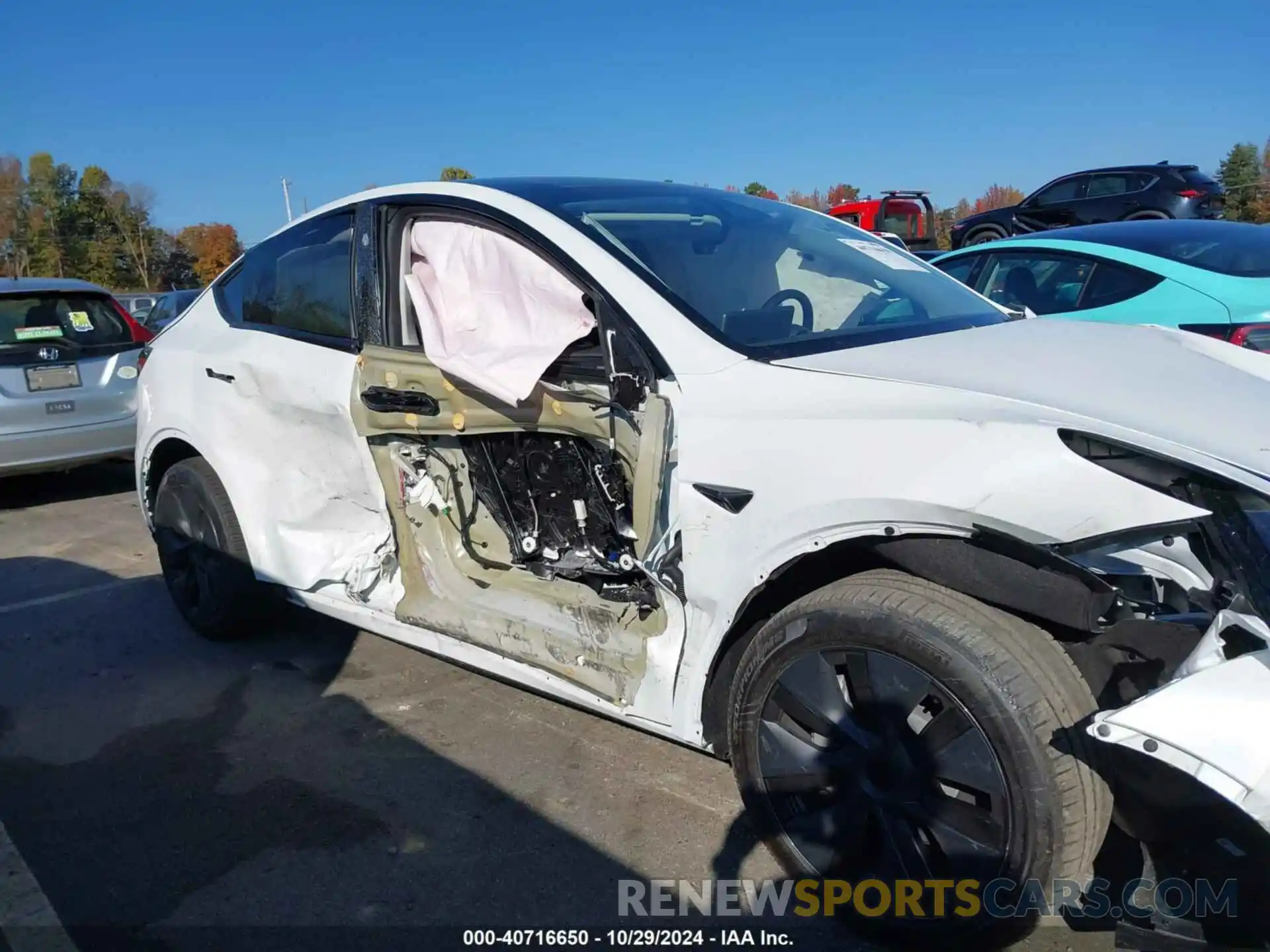 6 Photograph of a damaged car 7SAYGDED8RA331778 TESLA MODEL Y 2024