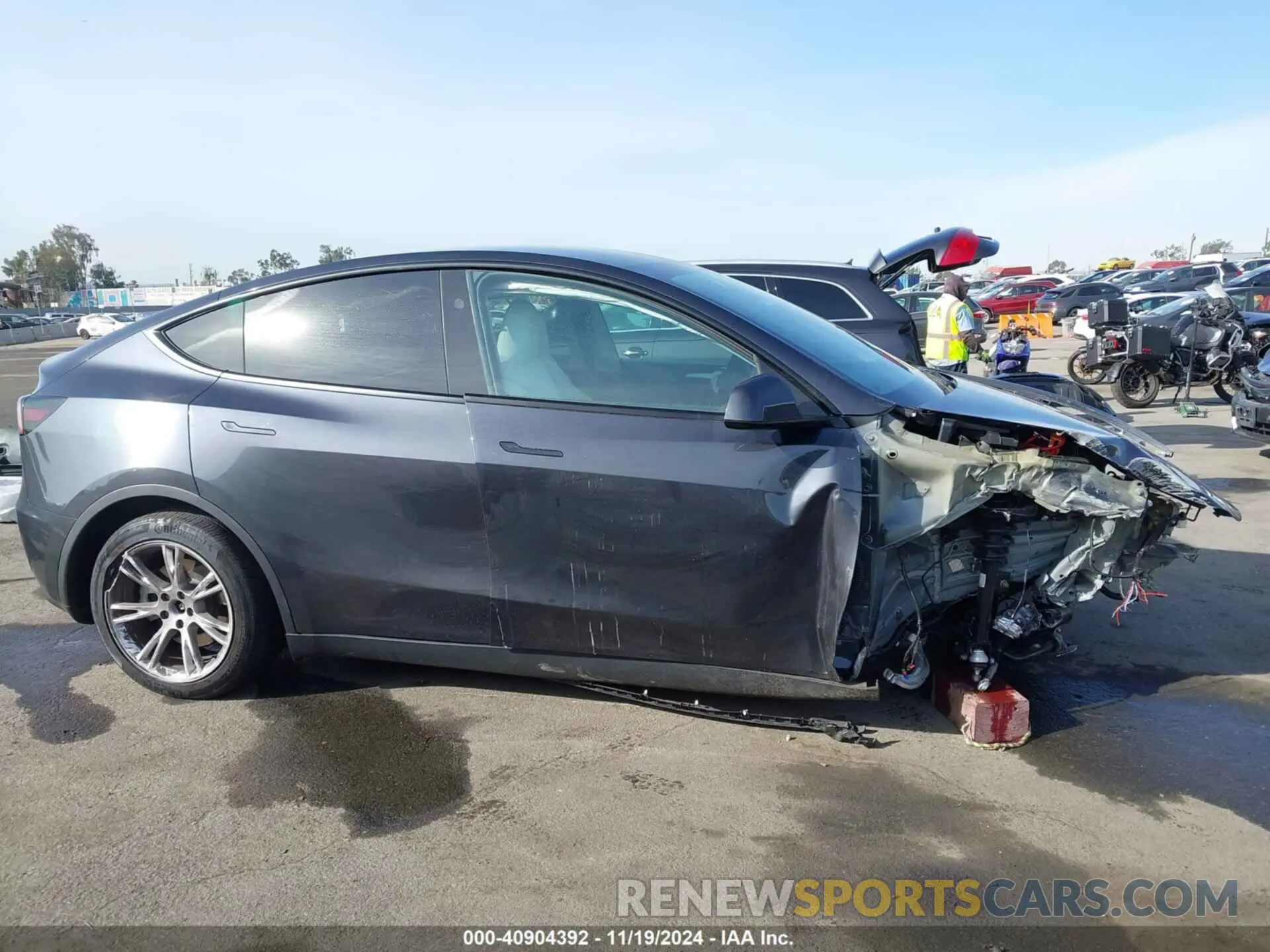 13 Photograph of a damaged car 7SAYGDED8RF008642 TESLA MODEL Y 2024