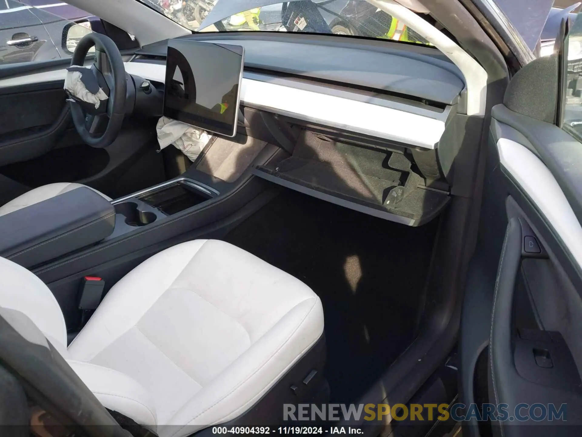 5 Photograph of a damaged car 7SAYGDED8RF008642 TESLA MODEL Y 2024