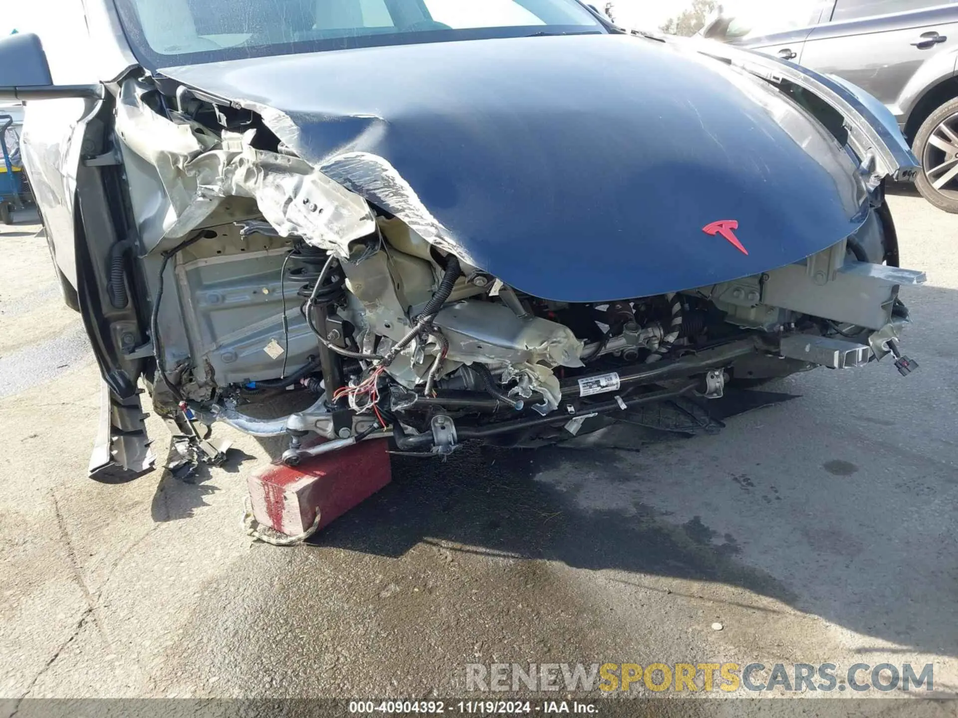6 Photograph of a damaged car 7SAYGDED8RF008642 TESLA MODEL Y 2024