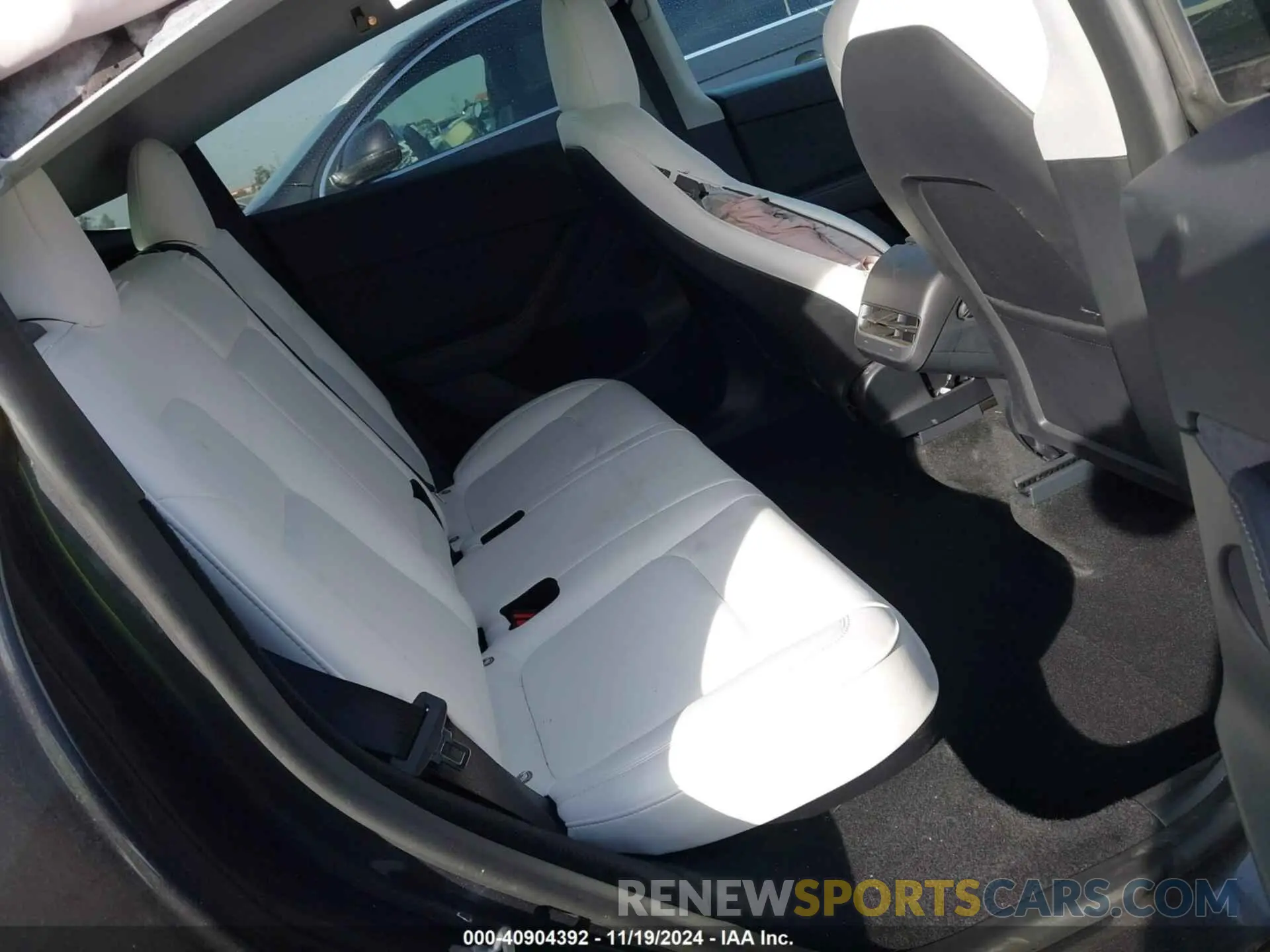 8 Photograph of a damaged car 7SAYGDED8RF008642 TESLA MODEL Y 2024