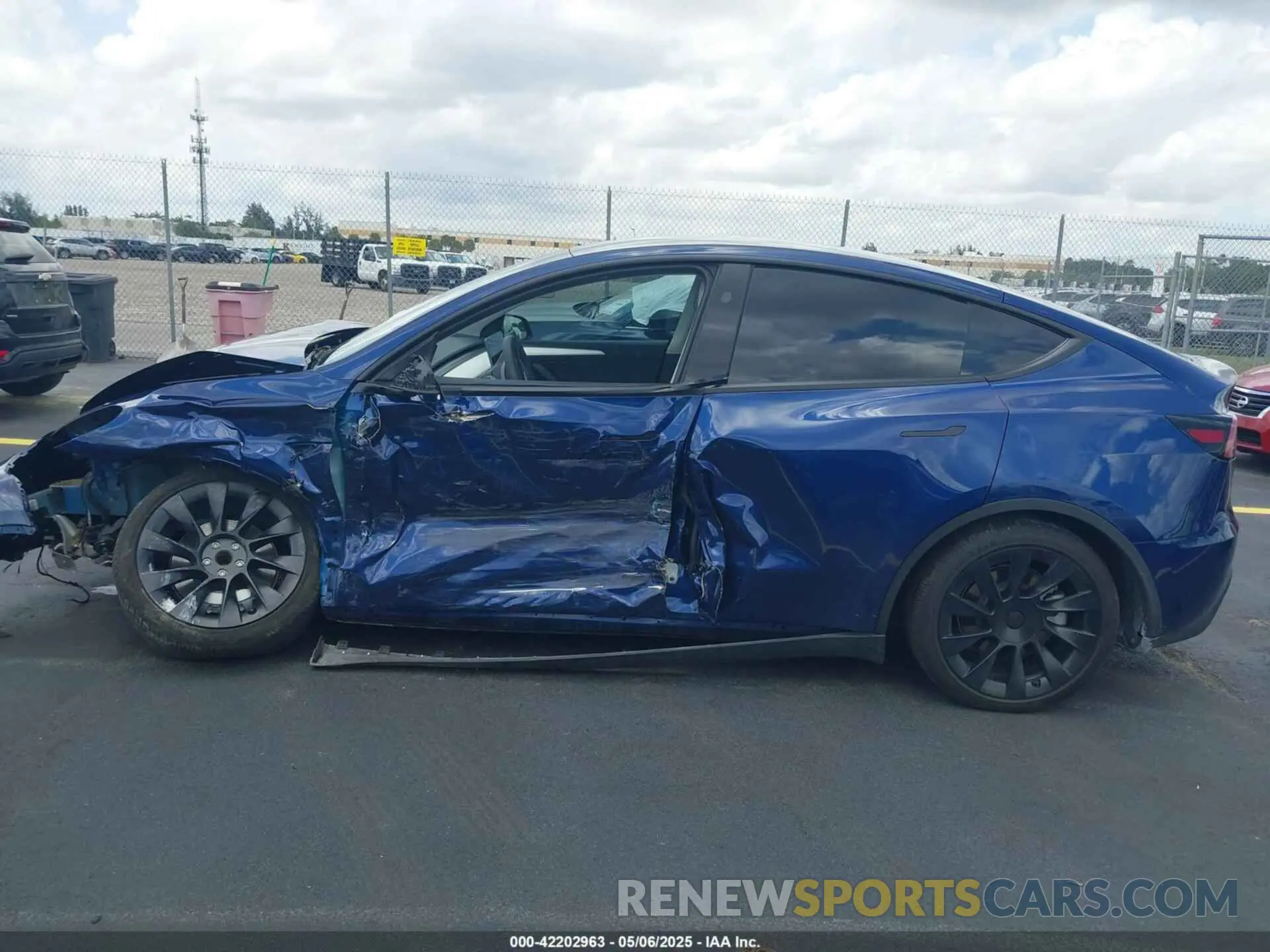 14 Photograph of a damaged car 7SAYGDED8RF015882 TESLA MODEL Y 2024