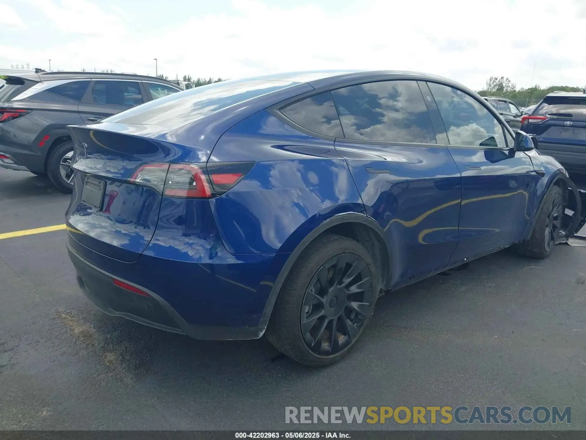 4 Photograph of a damaged car 7SAYGDED8RF015882 TESLA MODEL Y 2024