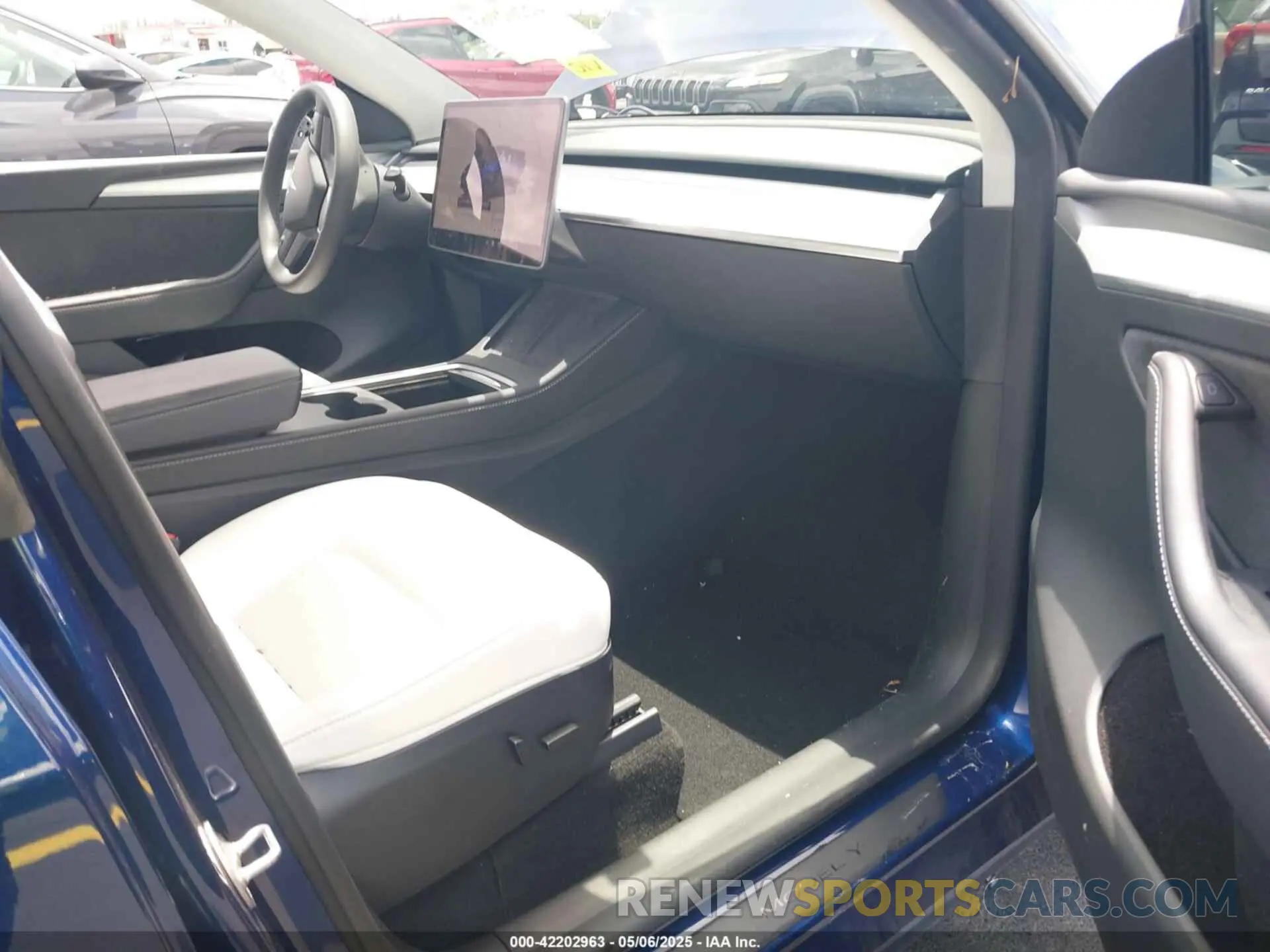 5 Photograph of a damaged car 7SAYGDED8RF015882 TESLA MODEL Y 2024