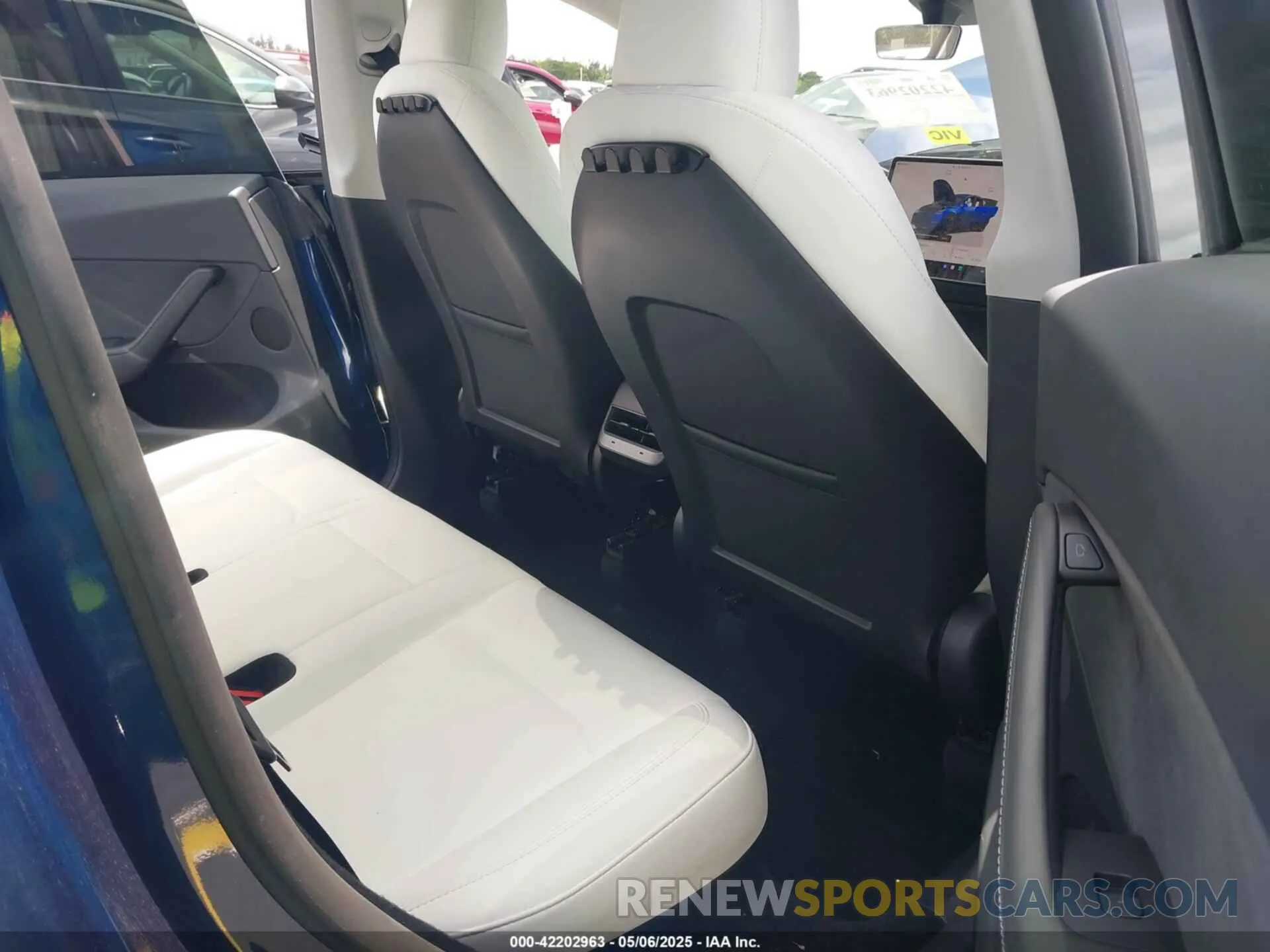 8 Photograph of a damaged car 7SAYGDED8RF015882 TESLA MODEL Y 2024