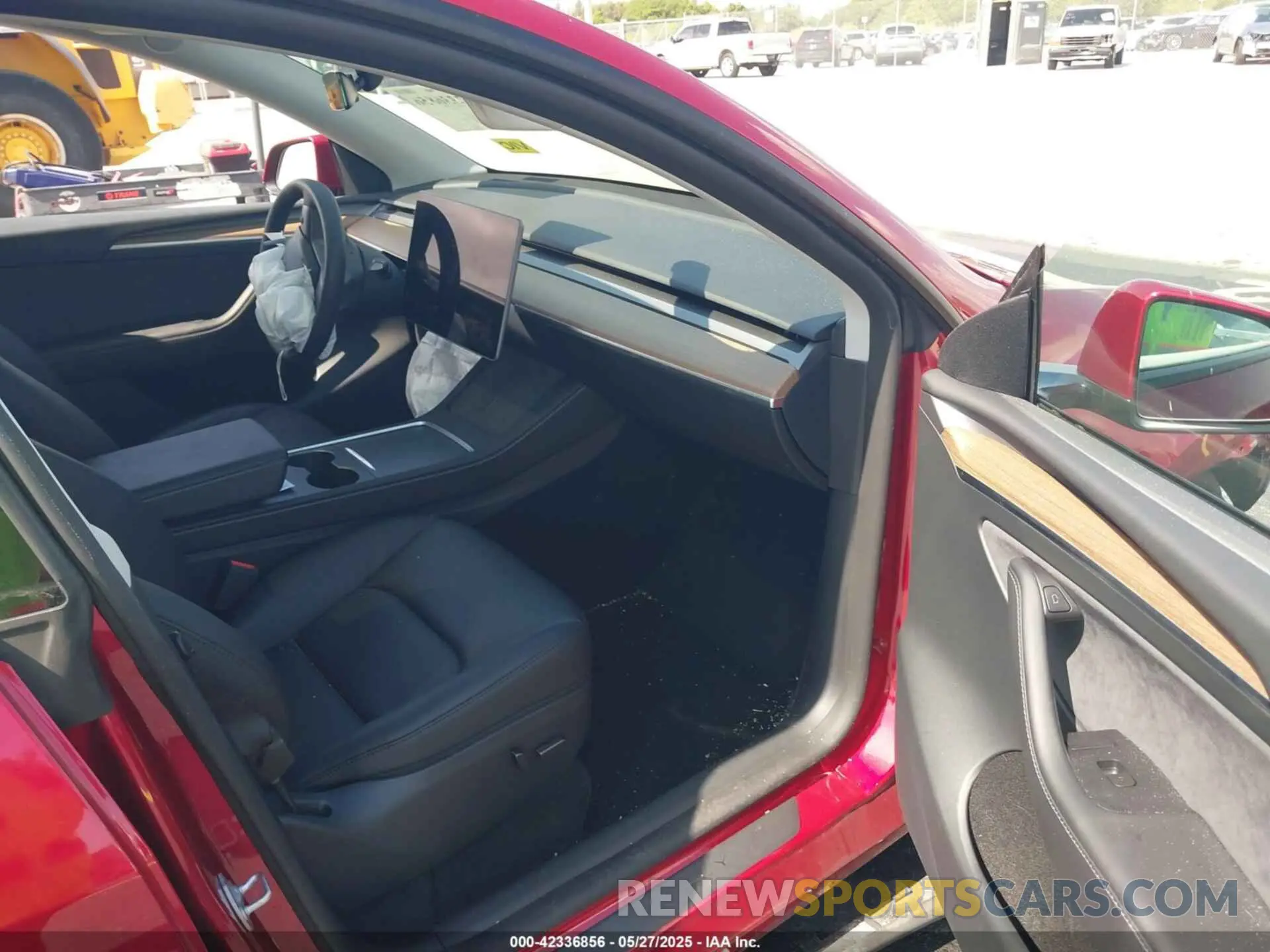 5 Photograph of a damaged car 7SAYGDED8RF019494 TESLA MODEL Y 2024