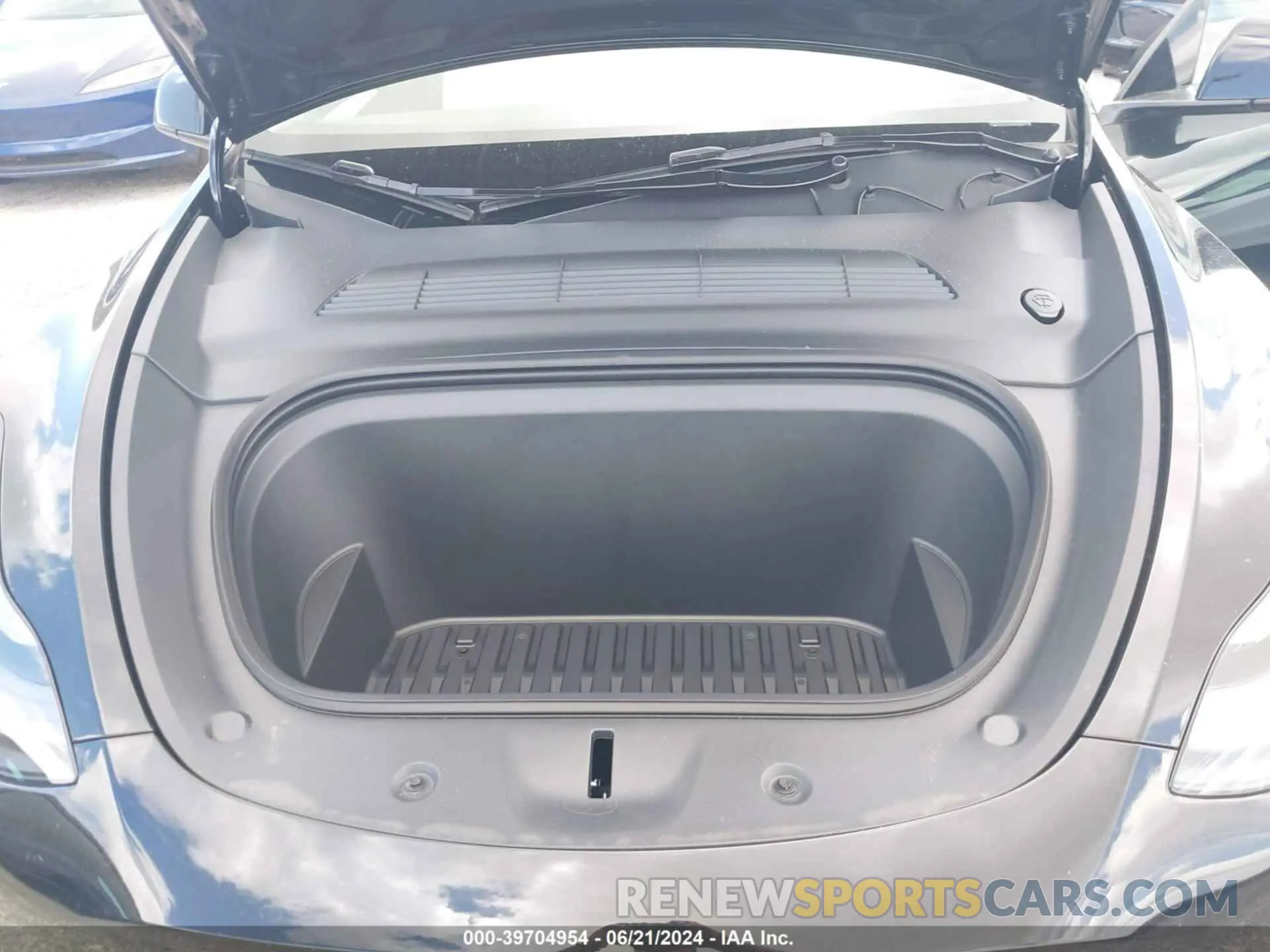 10 Photograph of a damaged car 7SAYGDED8RF092915 TESLA MODEL Y 2024
