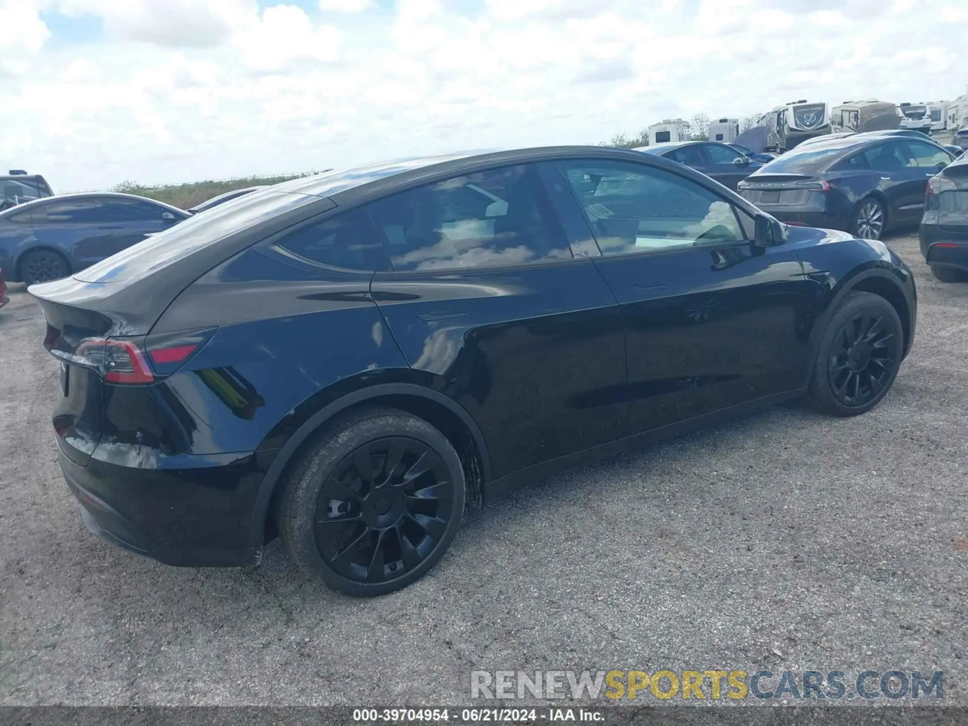 4 Photograph of a damaged car 7SAYGDED8RF092915 TESLA MODEL Y 2024